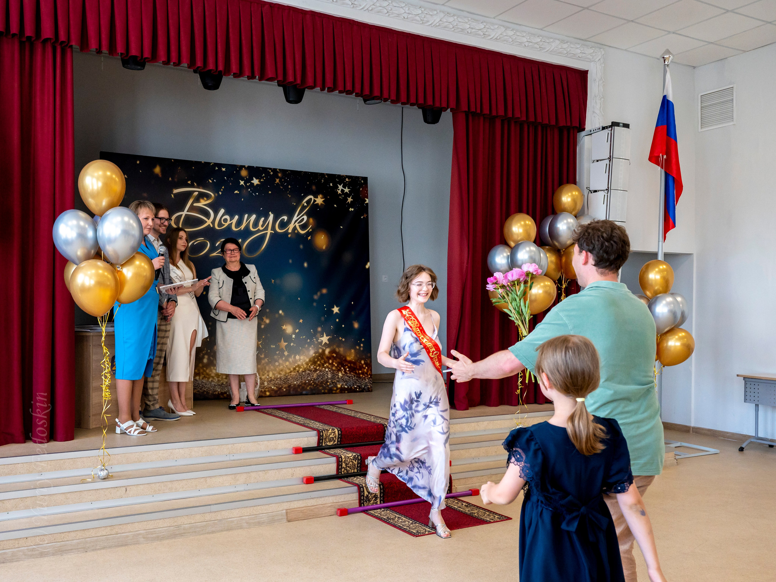 Репортаж о выпускном 9 классов в школе № 7 города Королёва, 26.06.24г. Профессиональный фотограф интерьеров в Москве Юрий Федоскин