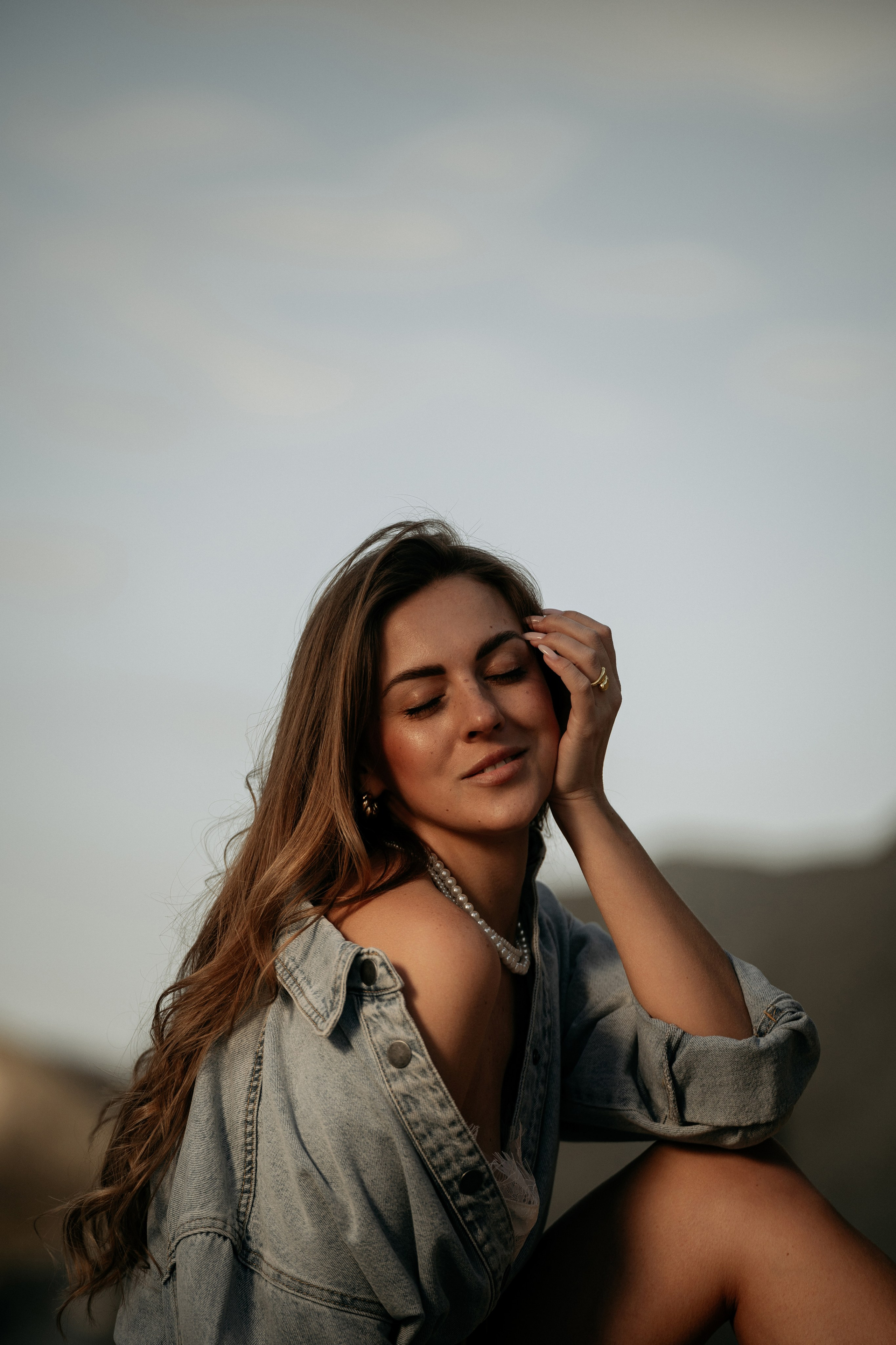 Девушка на фоне моря и скал "Ласточкины гнезда" в Анапе