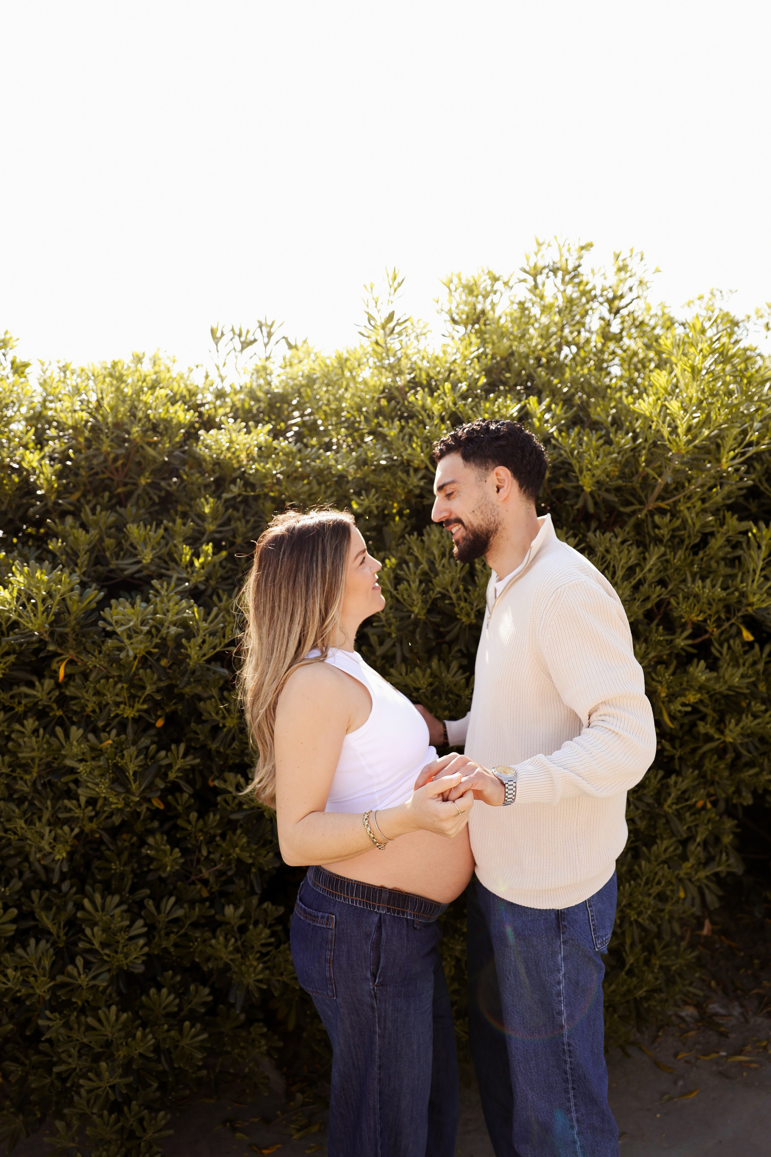 Sunny morning at the sea. Natalia Zhuravleva|family, newborn, maternity photographer in Barcelona