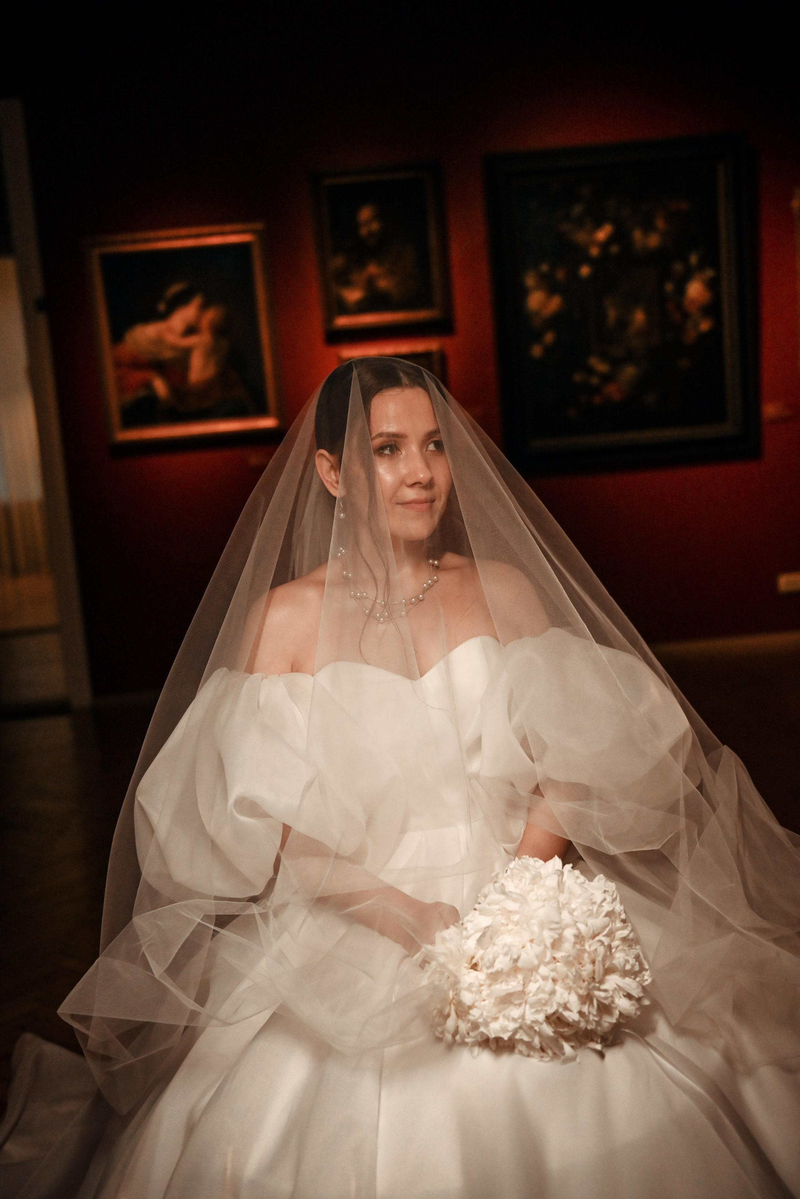 Небольшая свадебная серия в музее и прогулкой под дождем Эльмиры и Ризата. Свадебный, семейный, детский, контент фотограф в Омске Максим Ильин