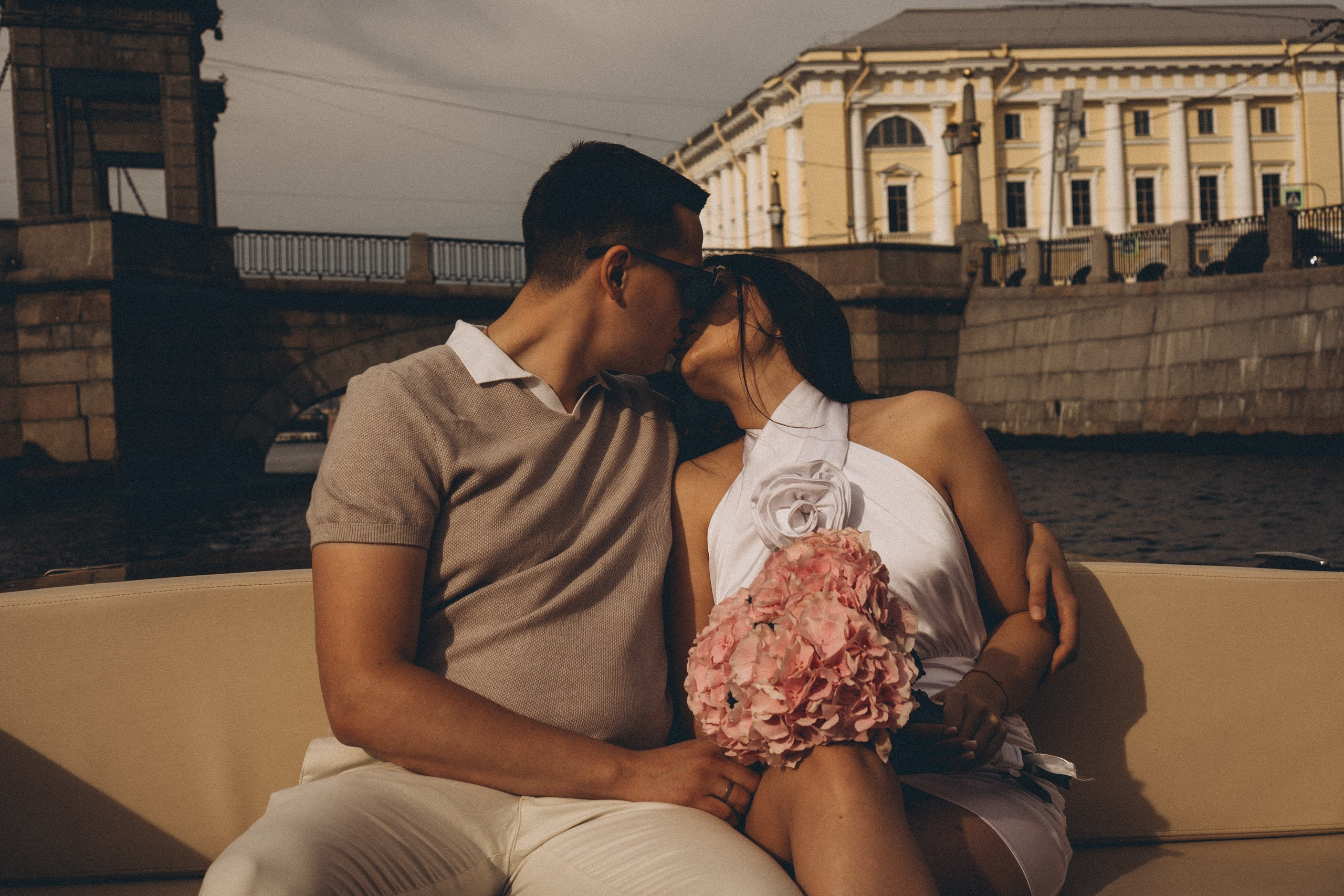 СВАДЕНБНАЯ СЬЕМКА НА КАТЕРЕ ПО КАНАЛАМ САНКТ-ПЕТЕРБУРГА И В АКВАТОРИИ НЕВЫ. Профессиональный фотограф, Санкт-Петербург — Виктория Богомолова