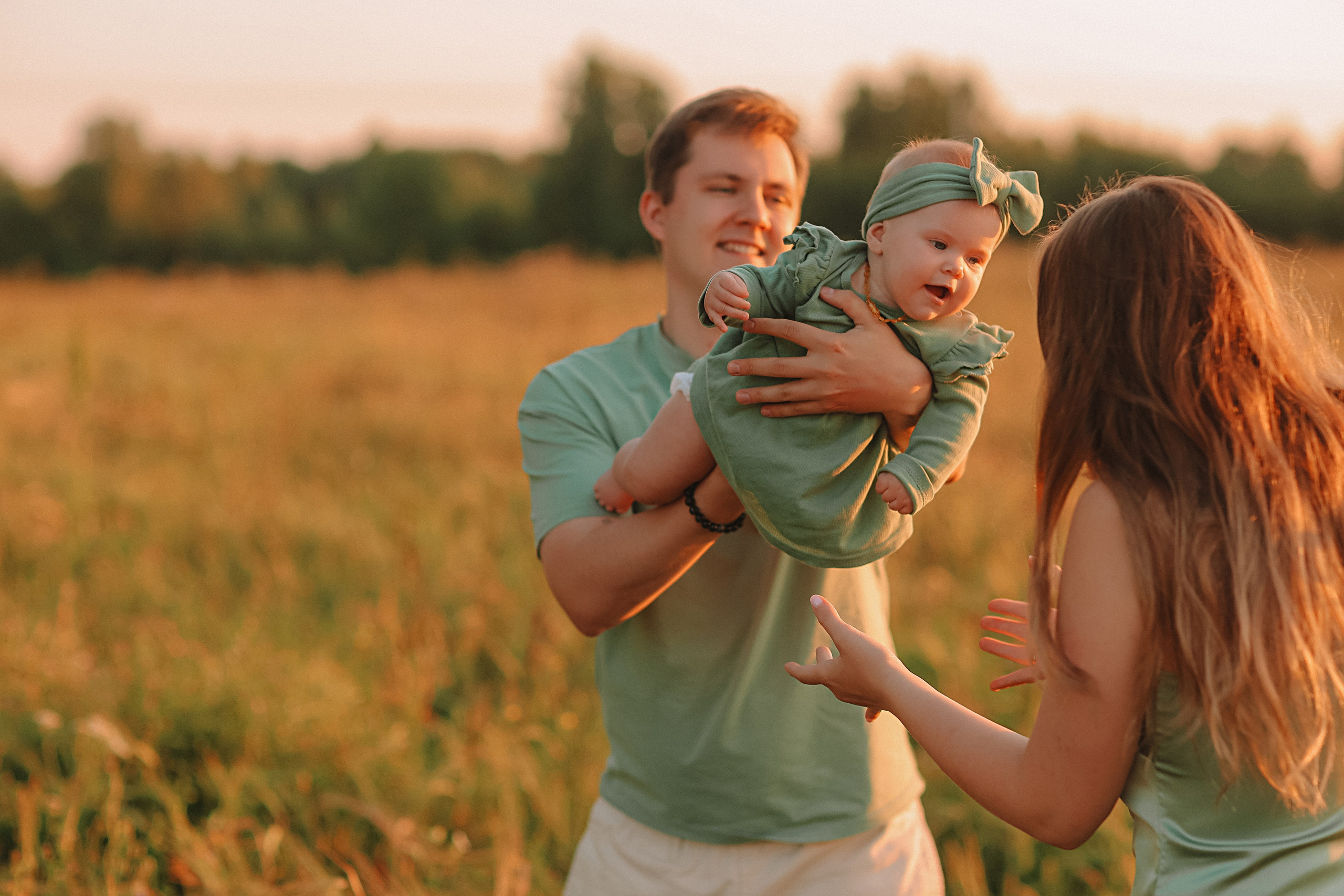 Закатное поле семейная. Семейный фотограф Тюмень, фотограф на роды Салмина Мария