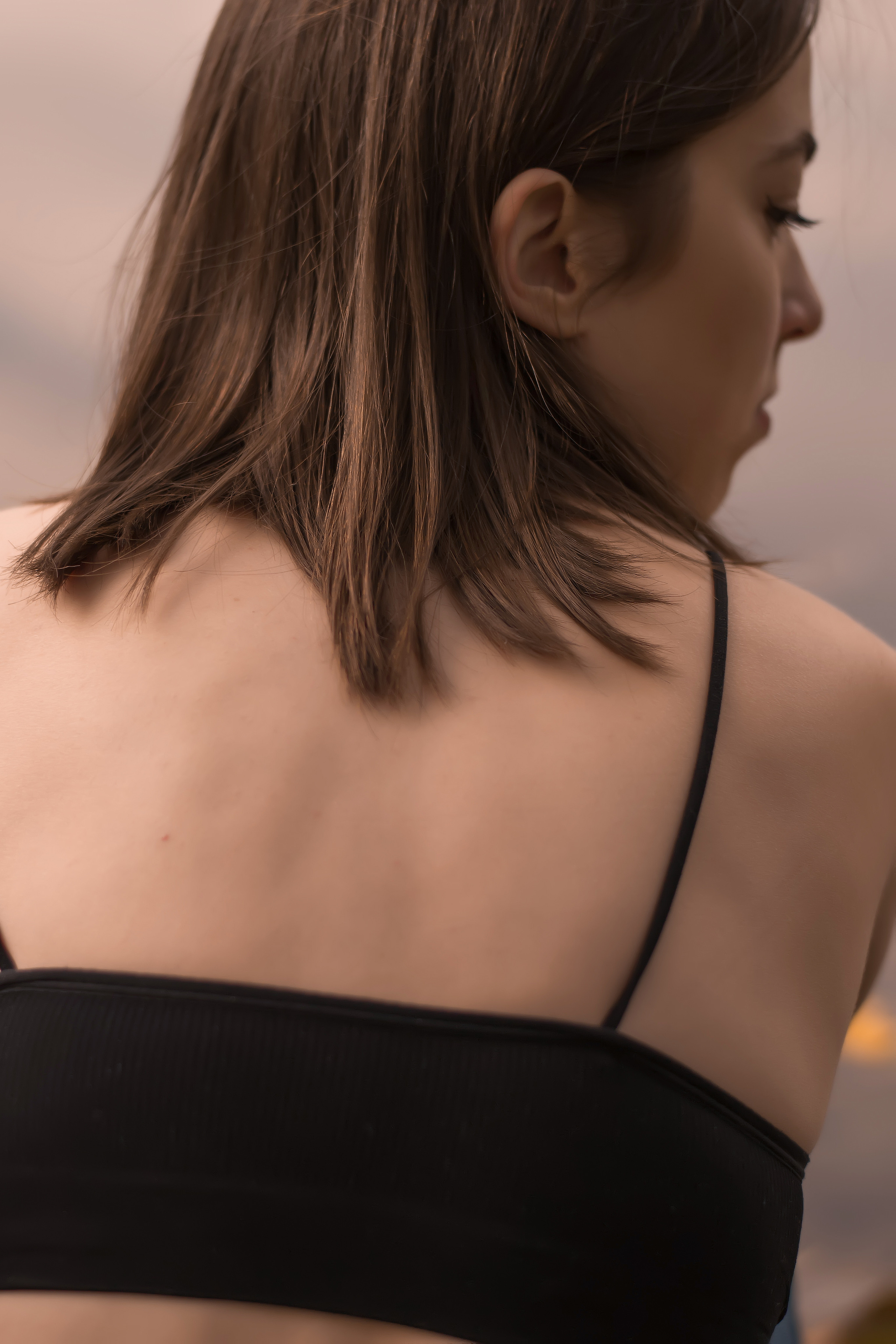 Девушка у воды