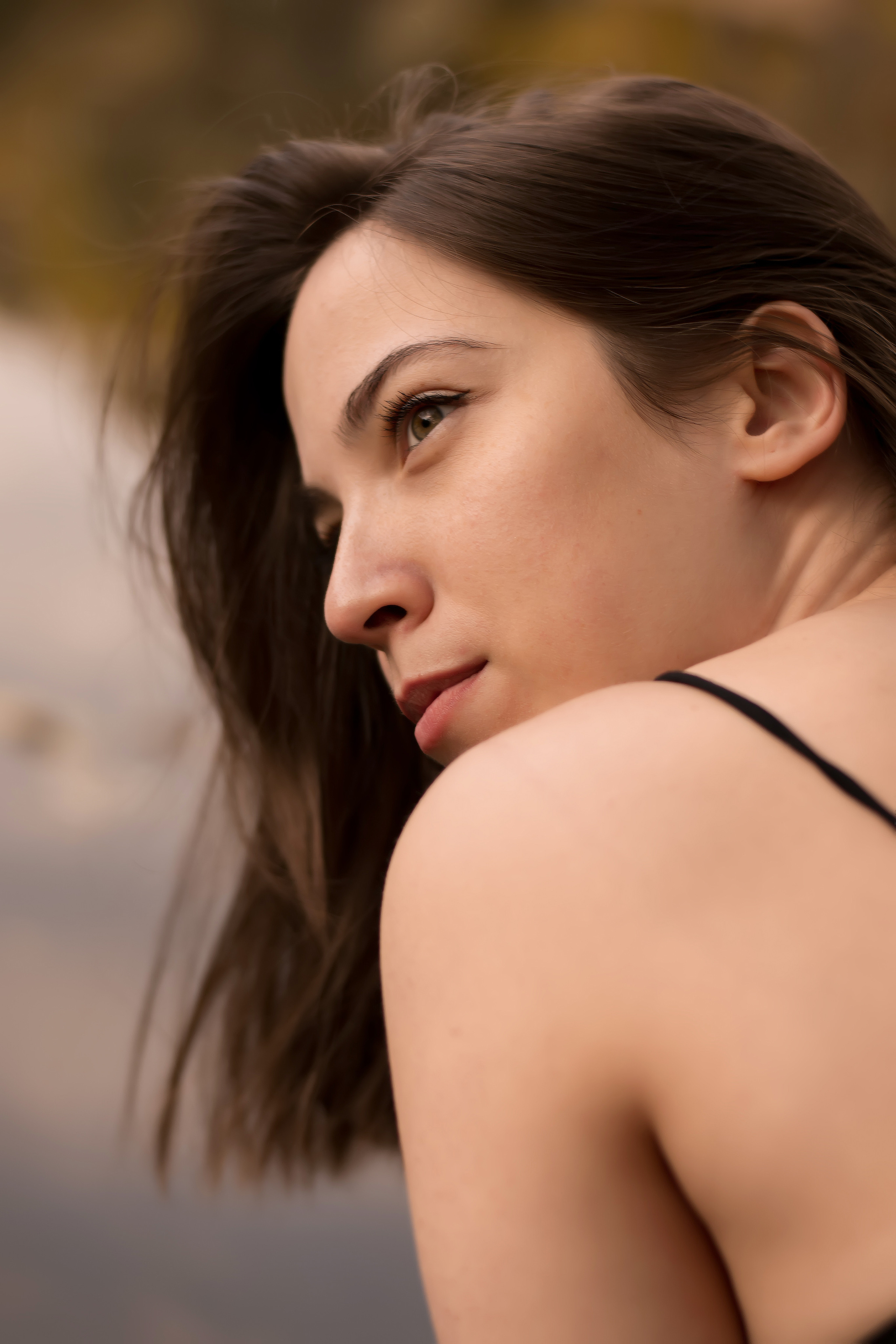 Красивая девушка у воды