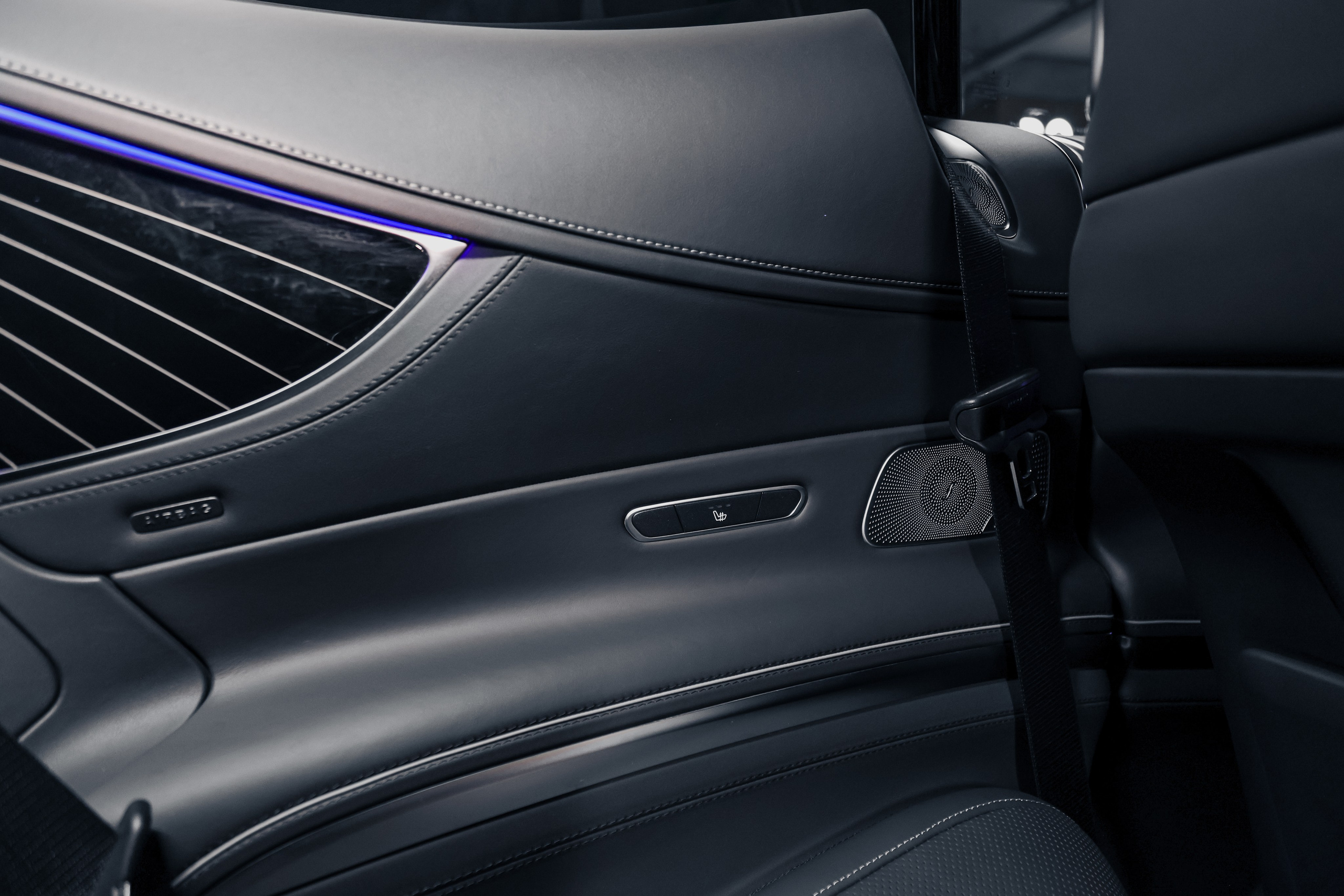 2020 MERCEDES BENZ S63 AMG WHITE ON BLACK $145,000 / 27,100 KM ODOMETER. Mixturecaptures