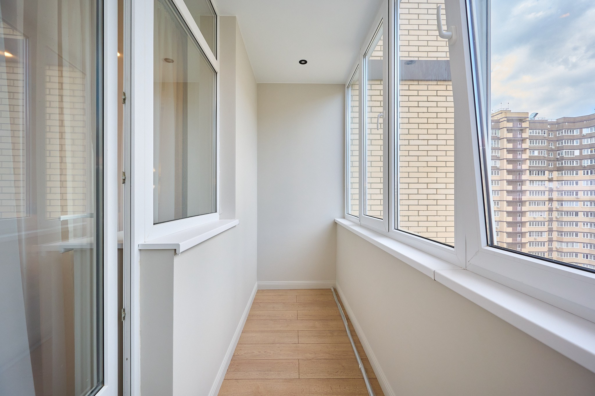 балкон светлого оттенка