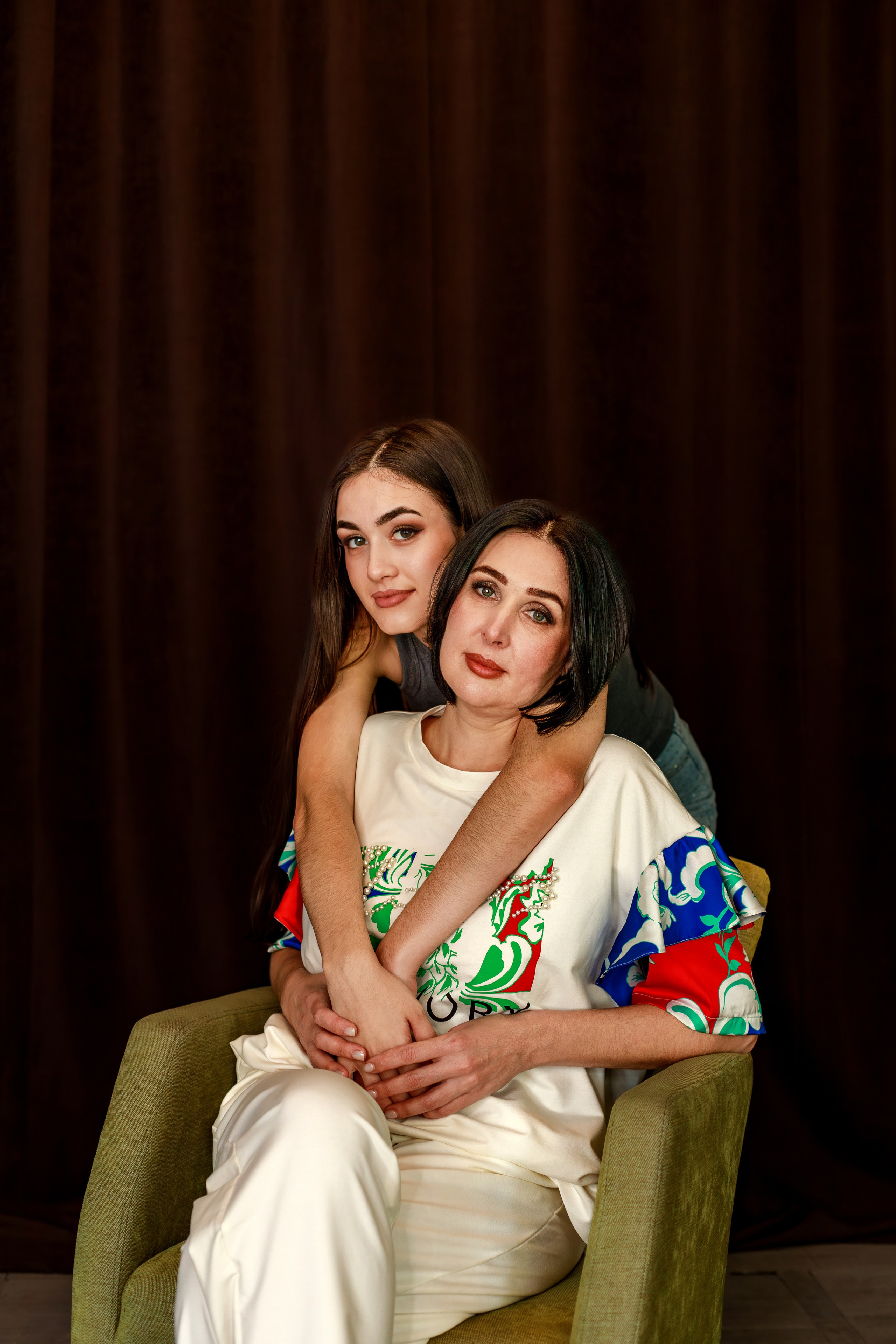 Мама и дочь в студии Белый осел. Семейный и детский фотограф в Краснодаре Ирина Лаврецкая