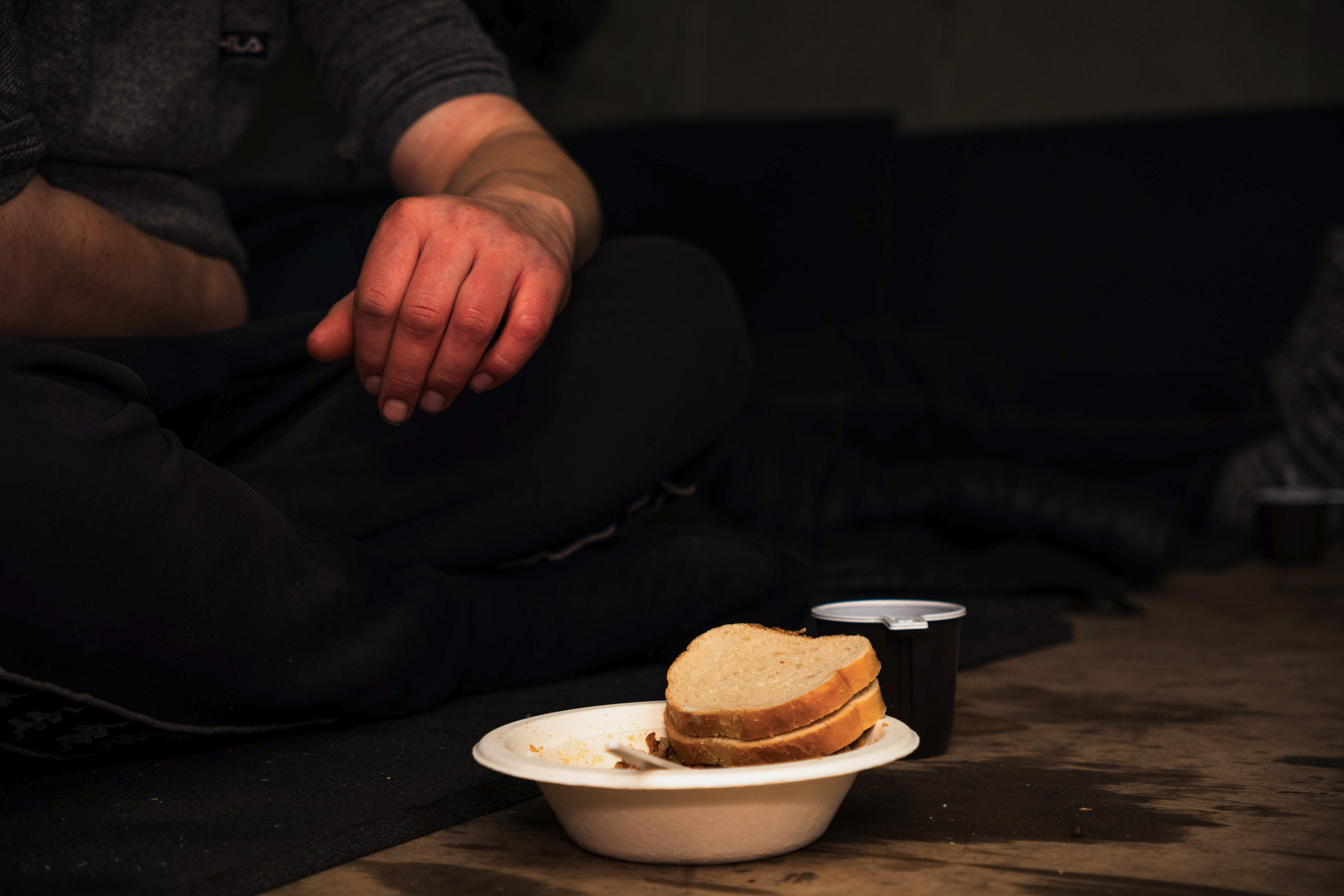 Репортажная съемка. «Ночлежка». Пункт обогрева; Неравнодуш. Репортажный фотограф в СПб