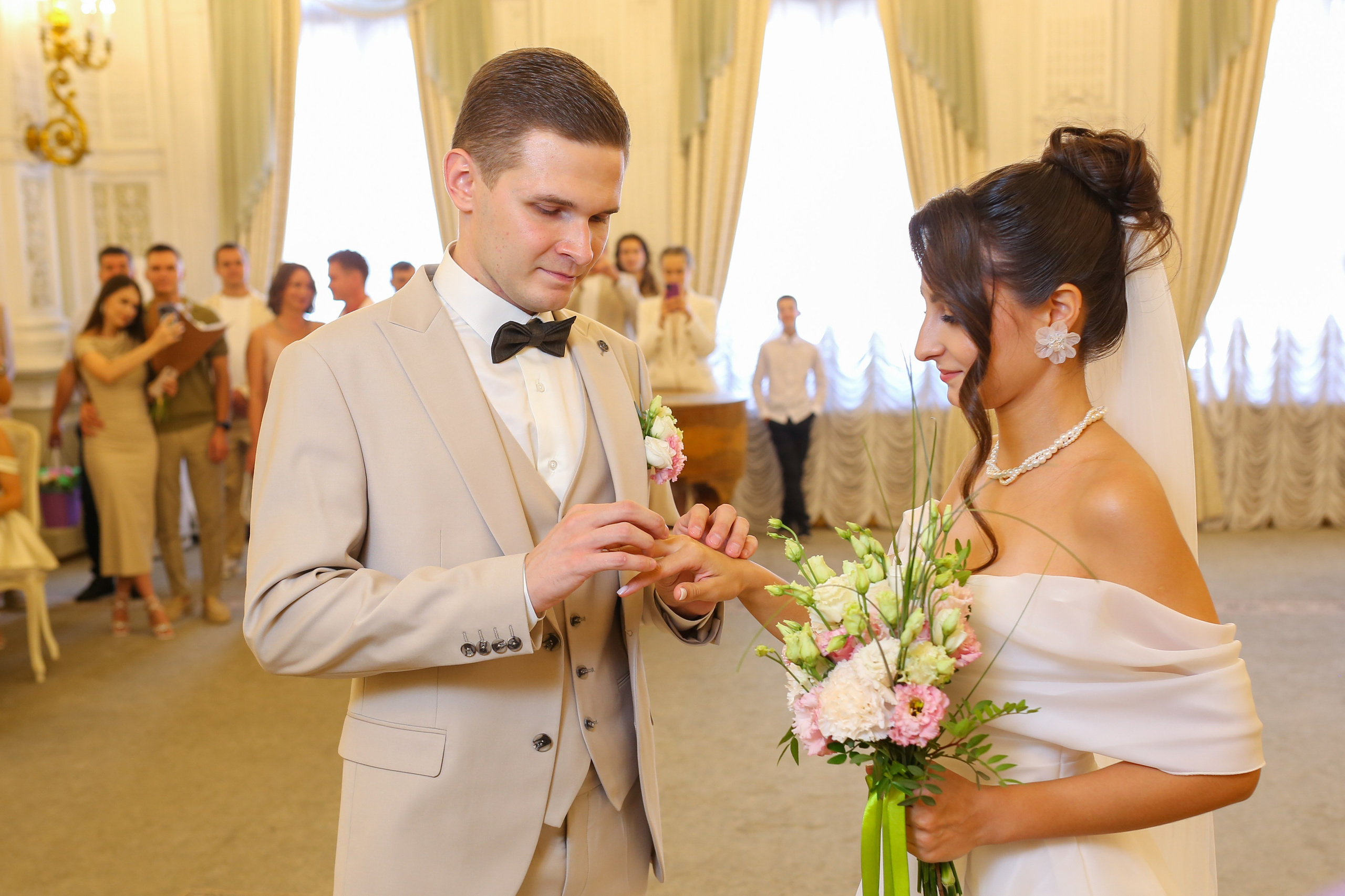 Классические кадры, во Дворце бракосочетания. Свадебный и Репортажный фотограф в Санкт-Петербурге