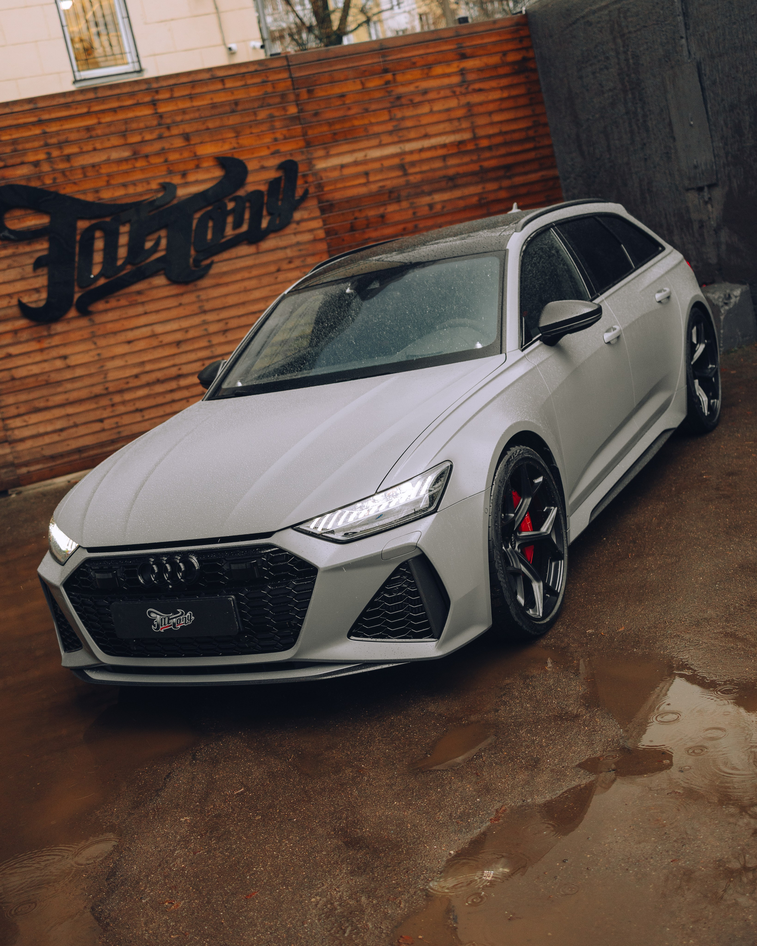 Audi RS6 снятие старой шумоизоляции и нанесение новой. DeLorein