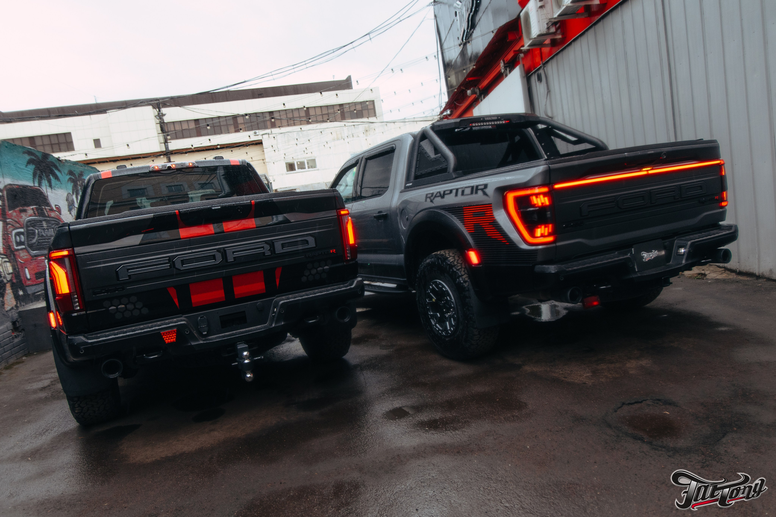 2x Ford Raptor R. DeLorein