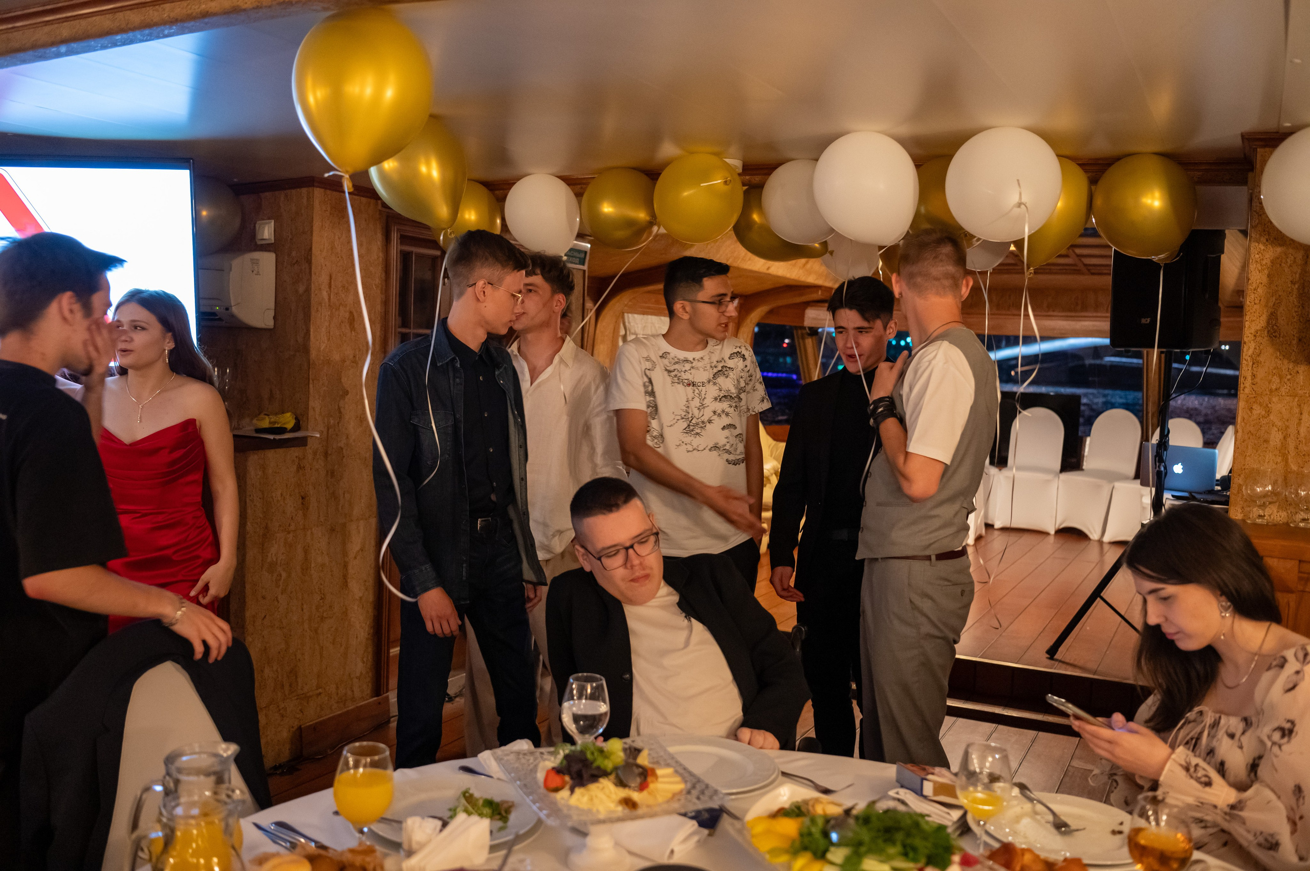 Выпускной вечер 11 класс на теплоходе. Детский и семейный фотограф г. Москва Оксана Катаджи