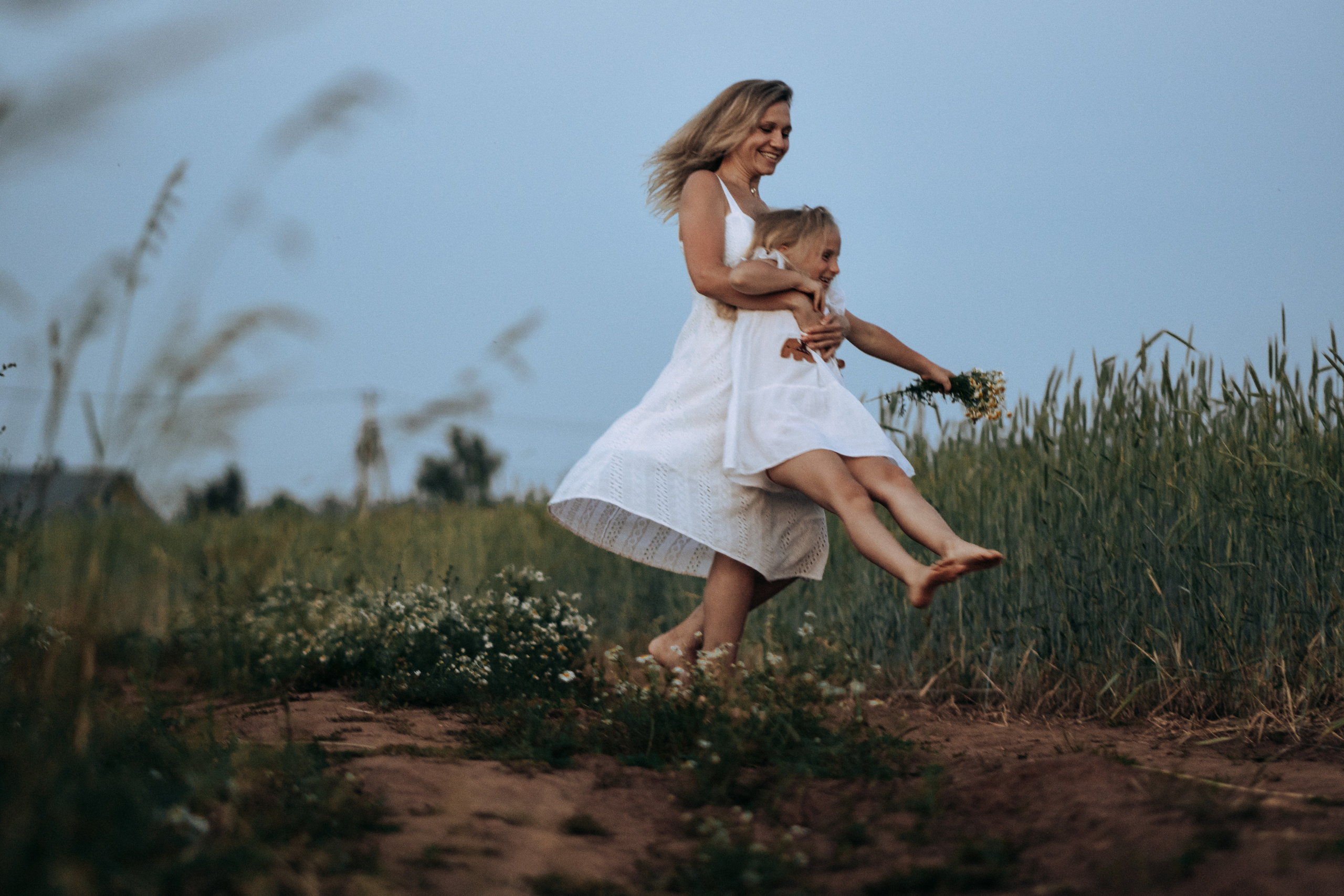 Фотосессия мамы с дочкой в поле