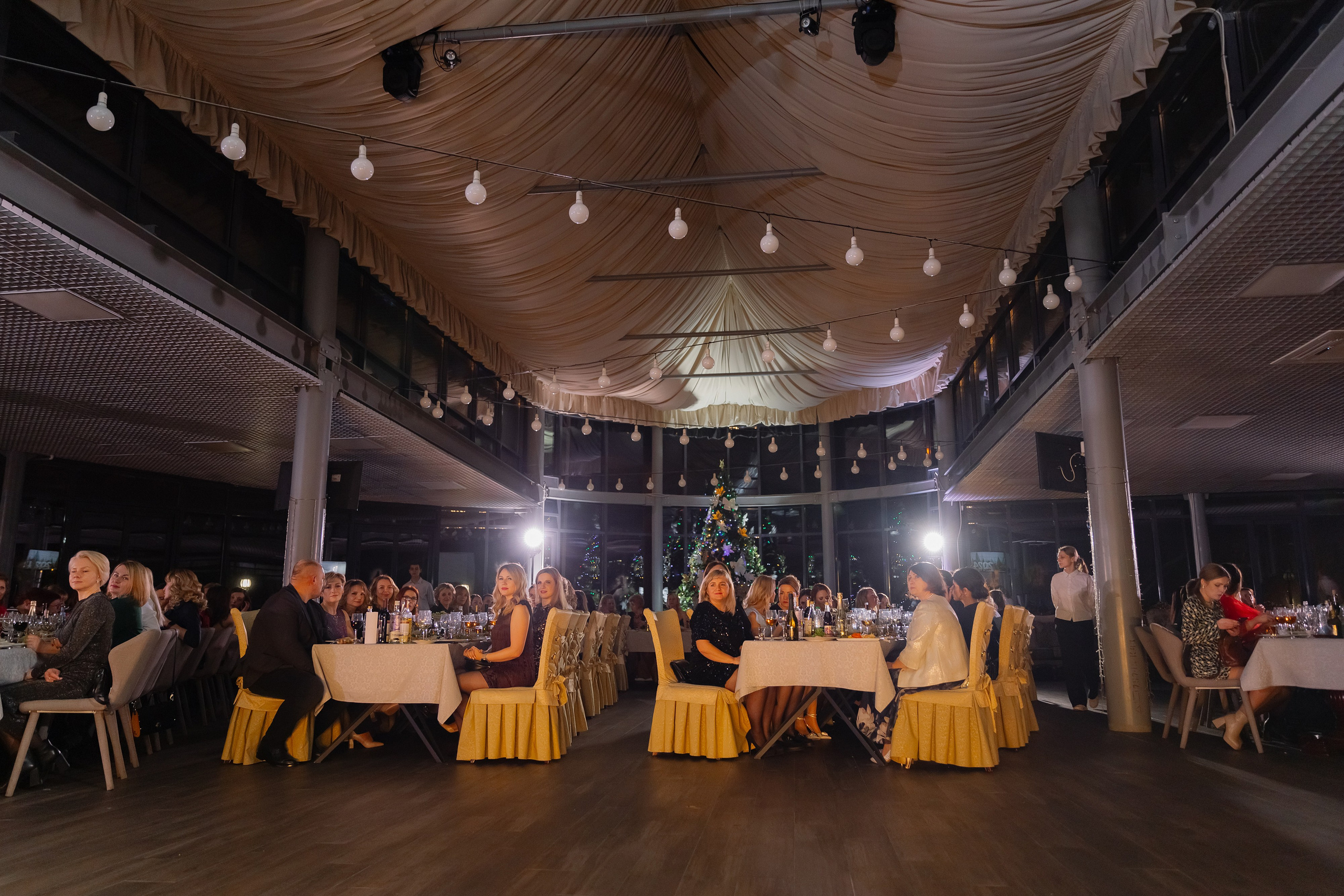 Корпоративная новогодняя фотосъемка для BELARUSBANK в Ресторане «Урарту». Свадебный фотограф в Минске/Беларуси Сергей Спиридонов