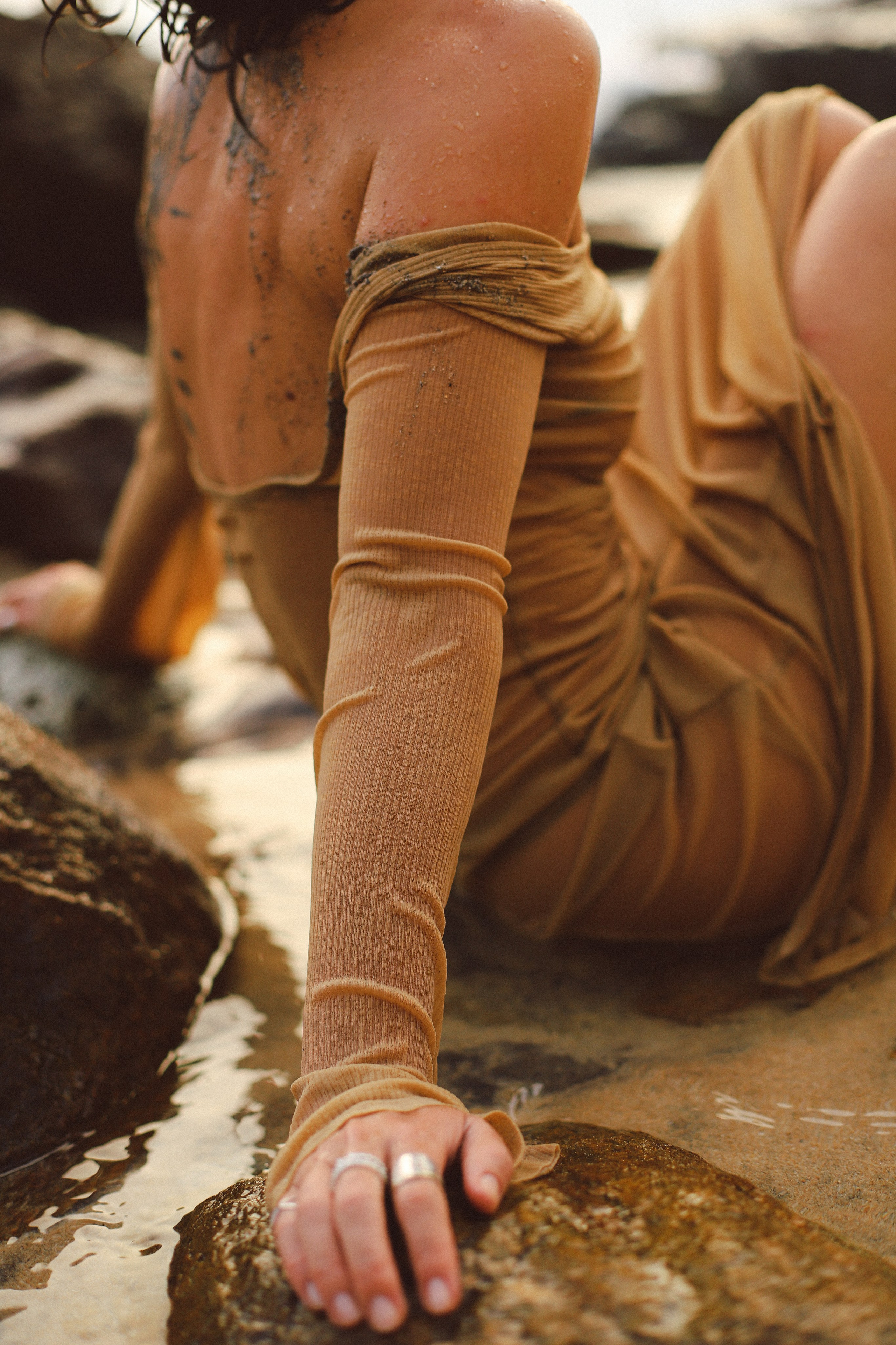 Эстетичные кадры на закате: девушка в прозрачном платье на камнях у отеля Naomi Beach | Нюд-фото. Фотограф на Шри-Ланке