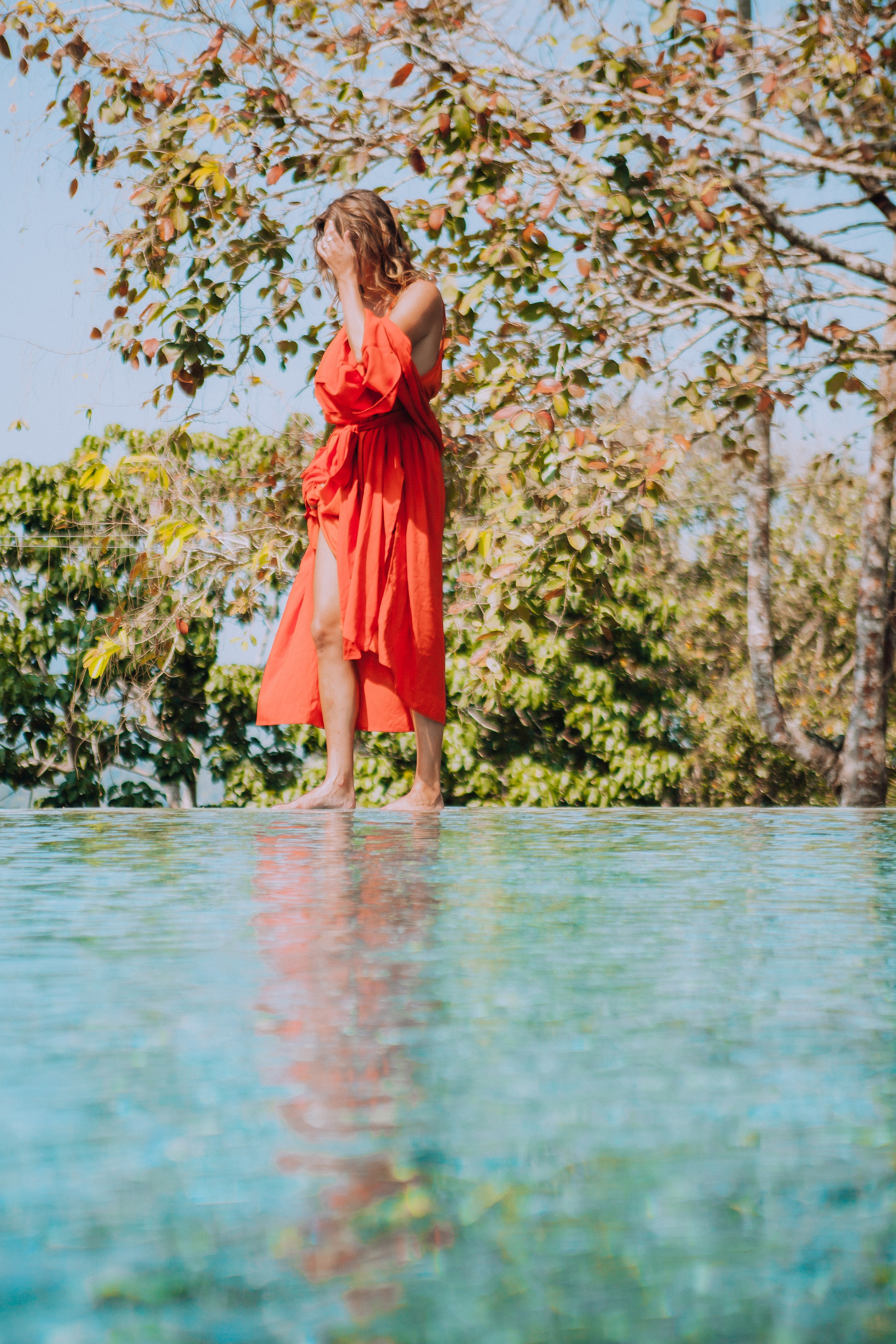 Девушка в красном платье в отеле Malabar Hill — Роскошная портретная съемка | Шри-Ланка. Фотограф на Шри-Ланке