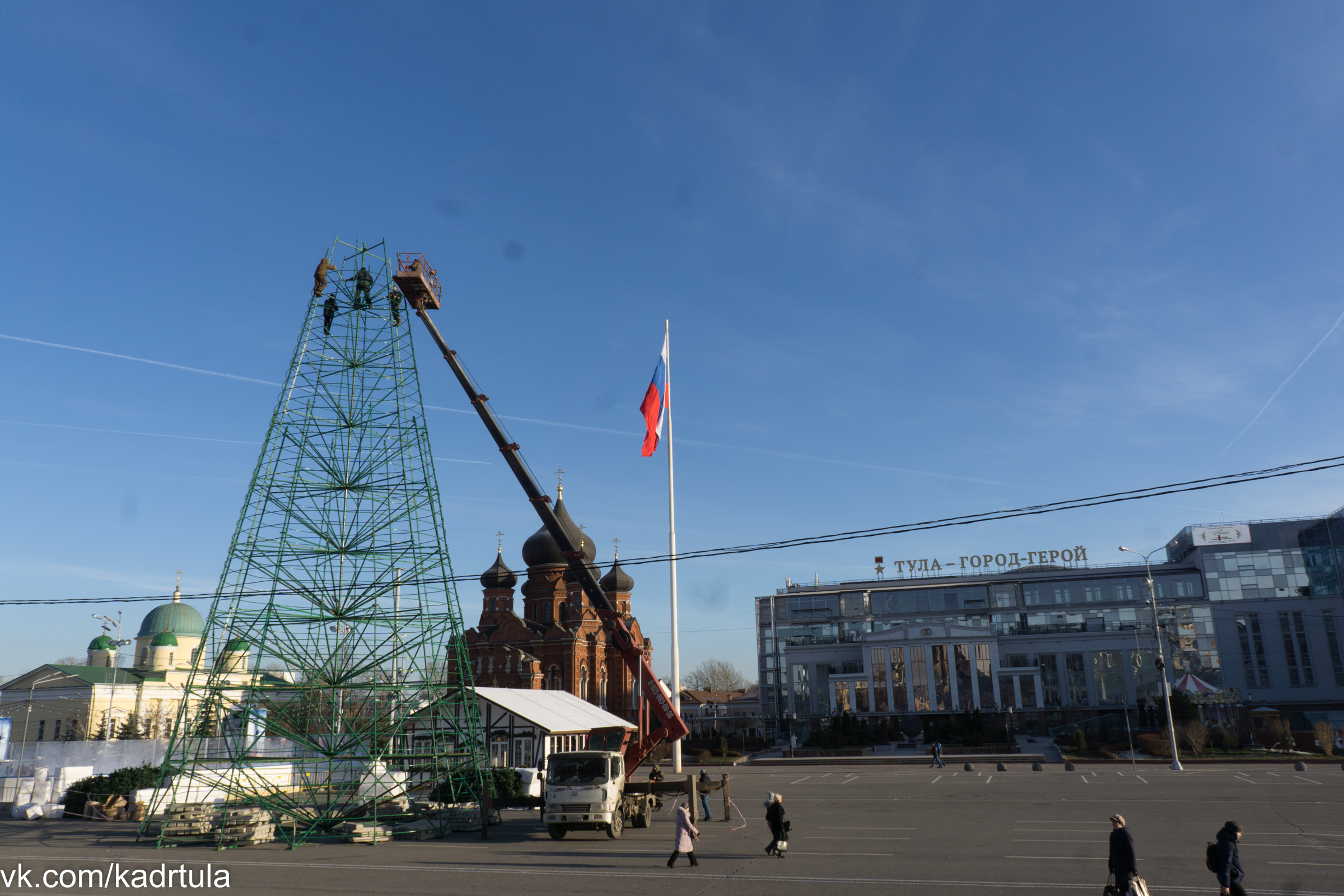 Установка Новогодней Ёлочки в Туле. Фотограф в Туле Крупский АнДРей. Фотостудия «КАДР71» в Туле