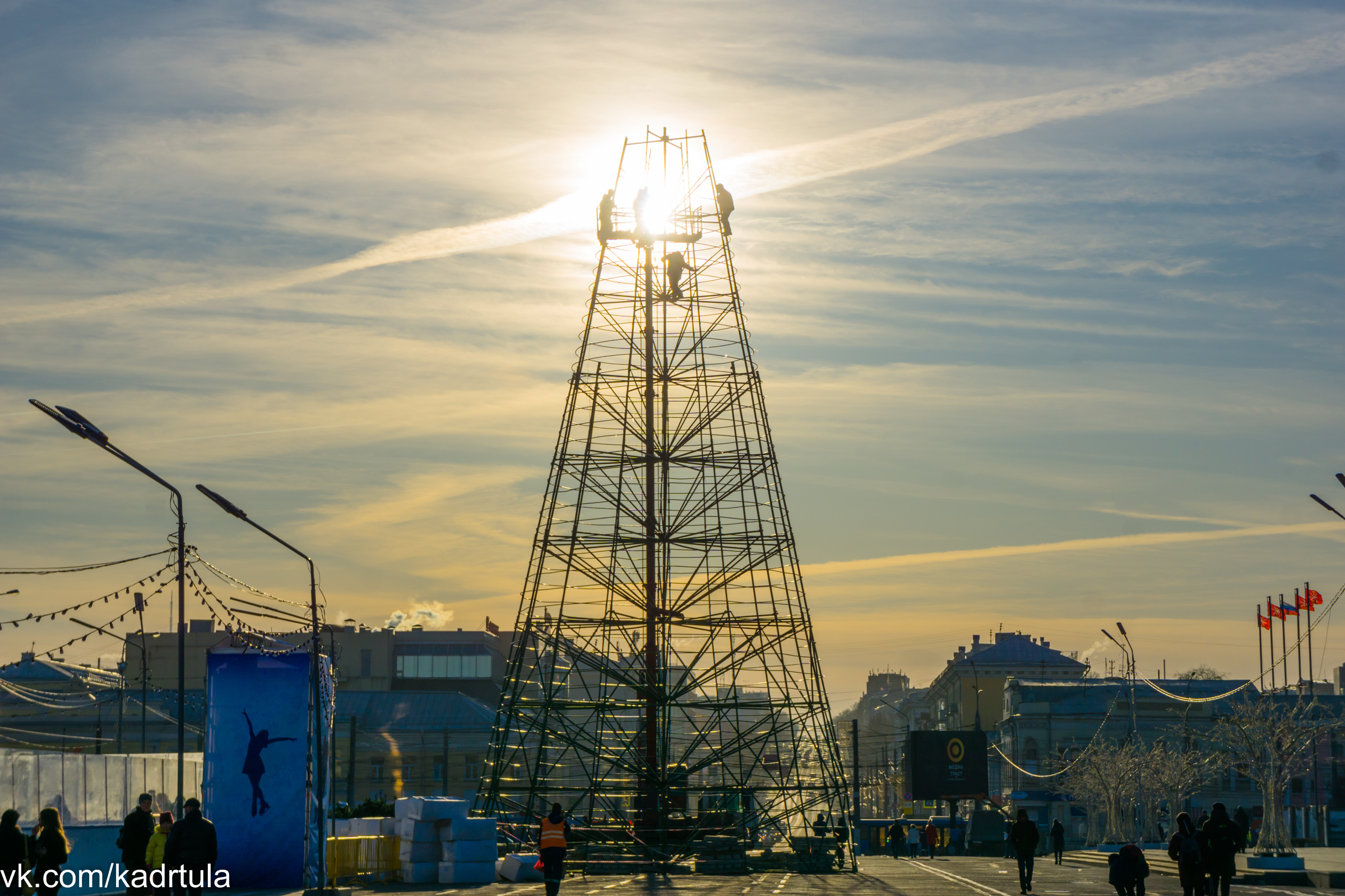 Установка Новогодней Ёлочки в Туле. Фотограф в Туле Крупский АнДРей. Фотостудия «КАДР71» в Туле