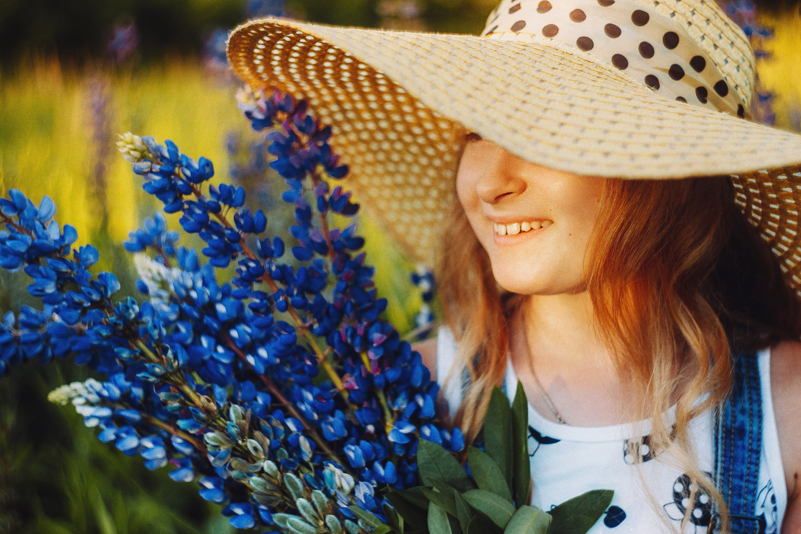 Солнечная Алена в Люпинах. Фотограф Сергей Логинов