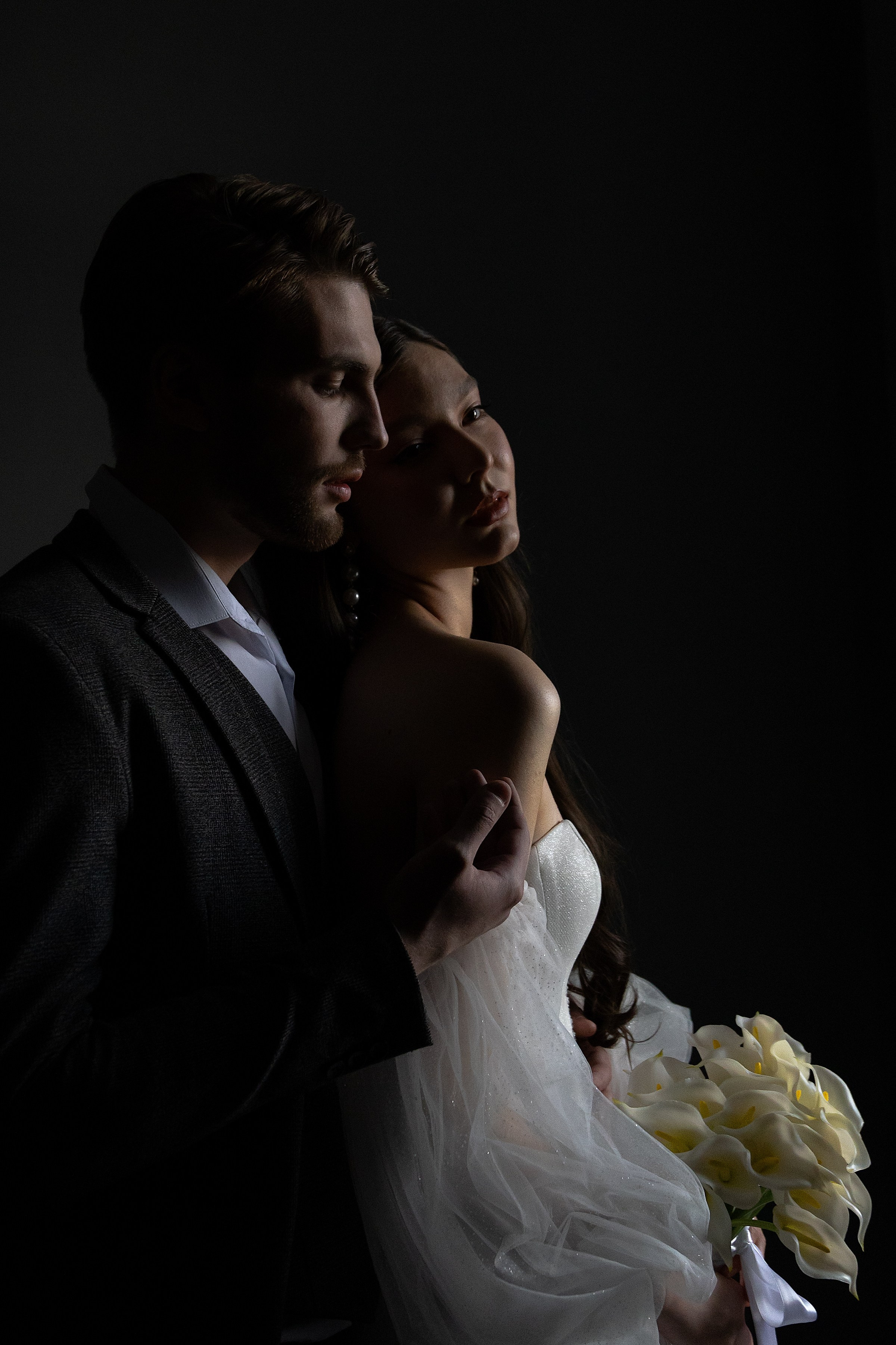 Студийная свадебная фотосессия в низком ключе
