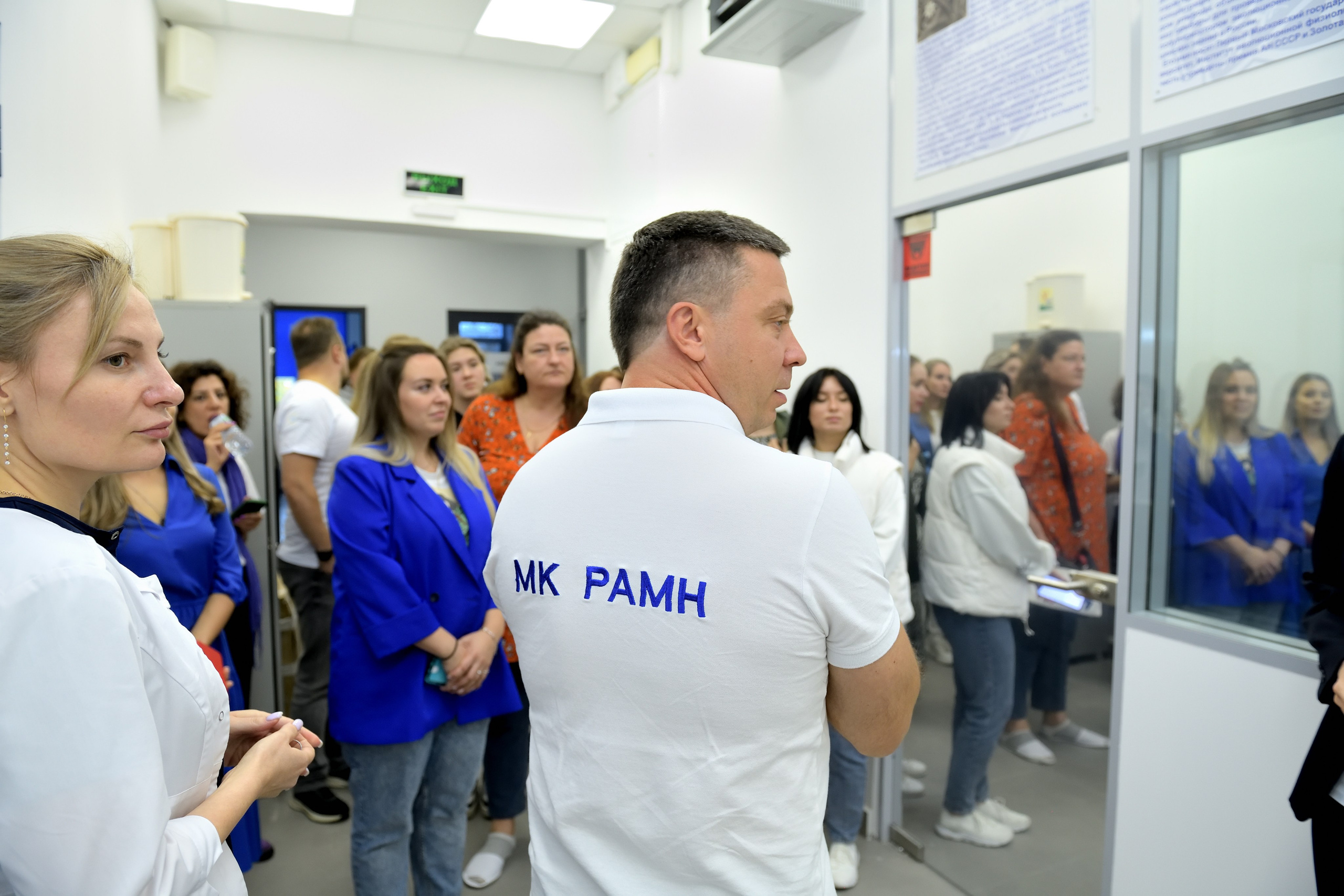 "Медицинский колледж показывают журналистам".