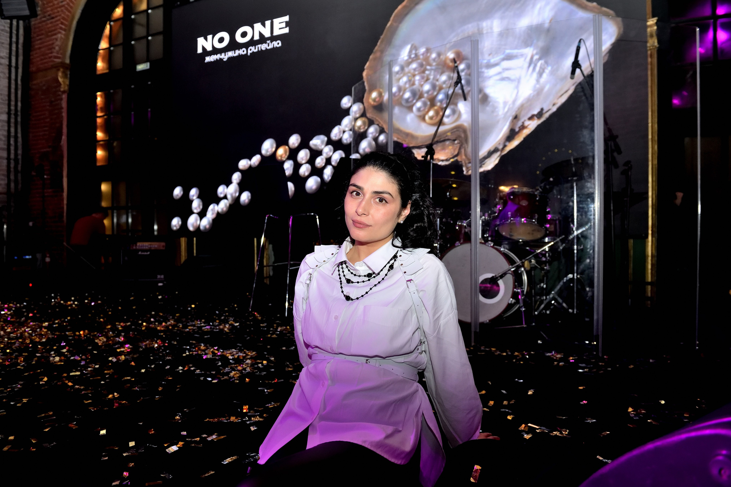 "Девушка позирует на новогоднем корпоративе".