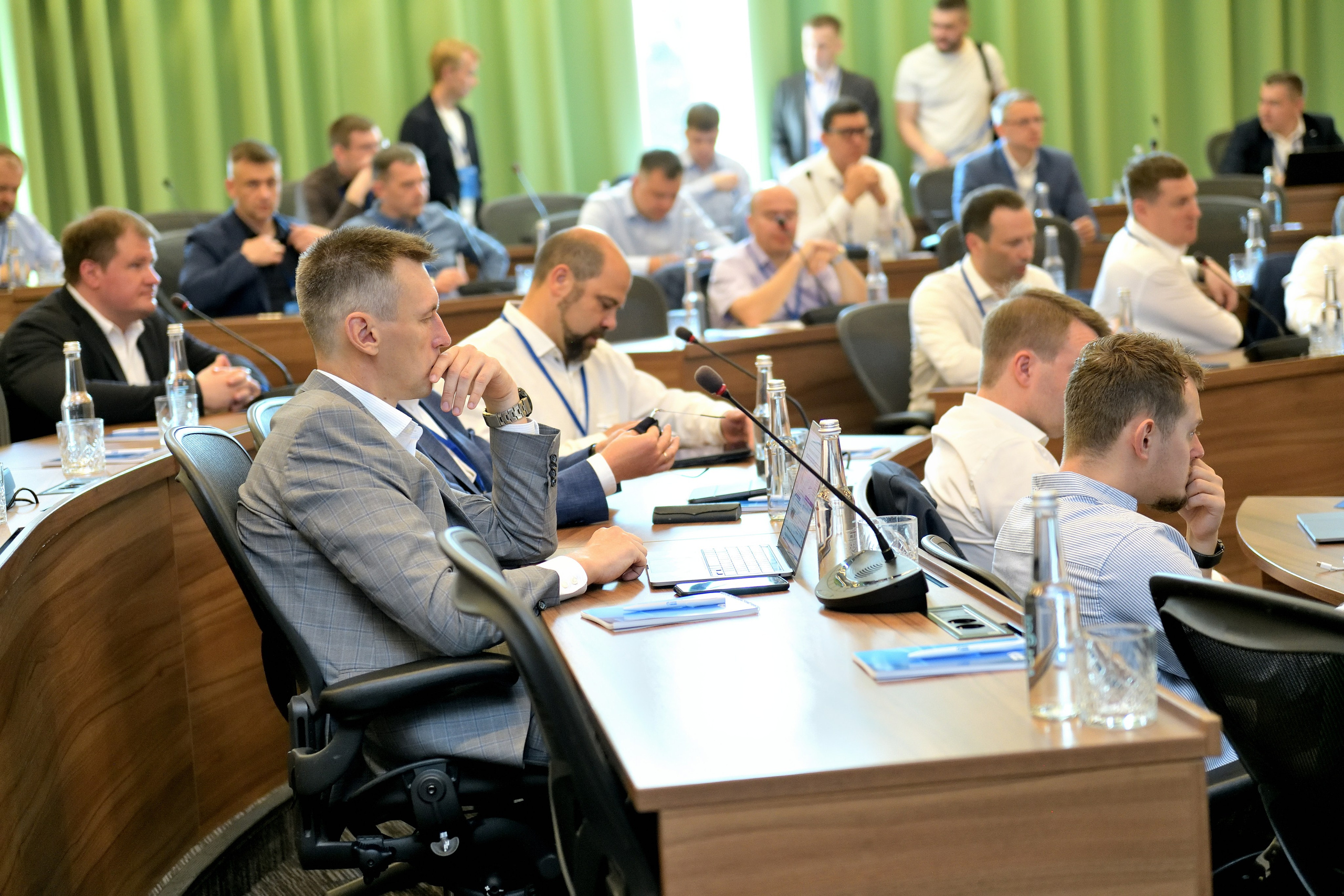 "Слушатели заседания".