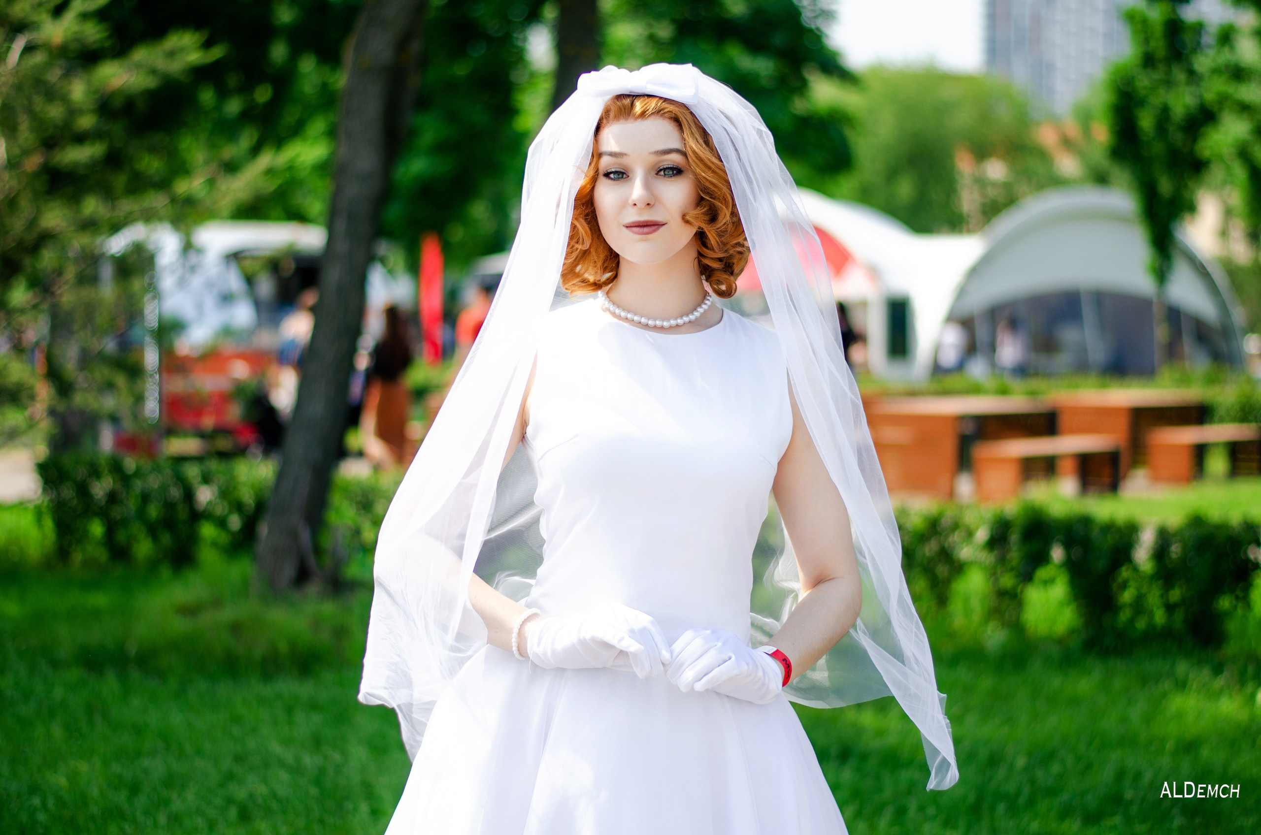 Фотосессия девушки в свадебном платье в парке Острова мечты