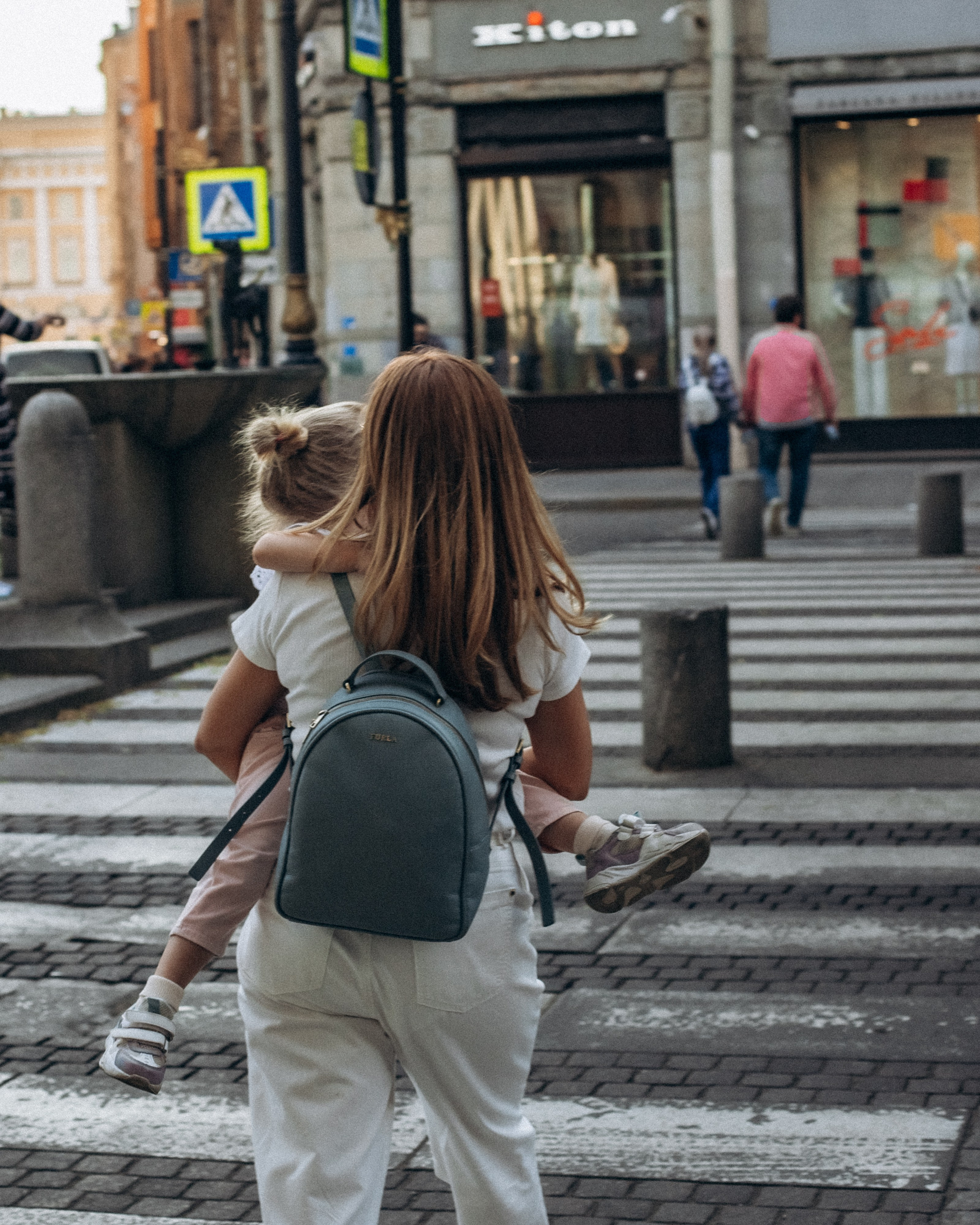 Дарья с семьей в июне. Фотопрогулка в Петербурге. Индивидуальный и семейный фотограф в Санкт-Петербурге