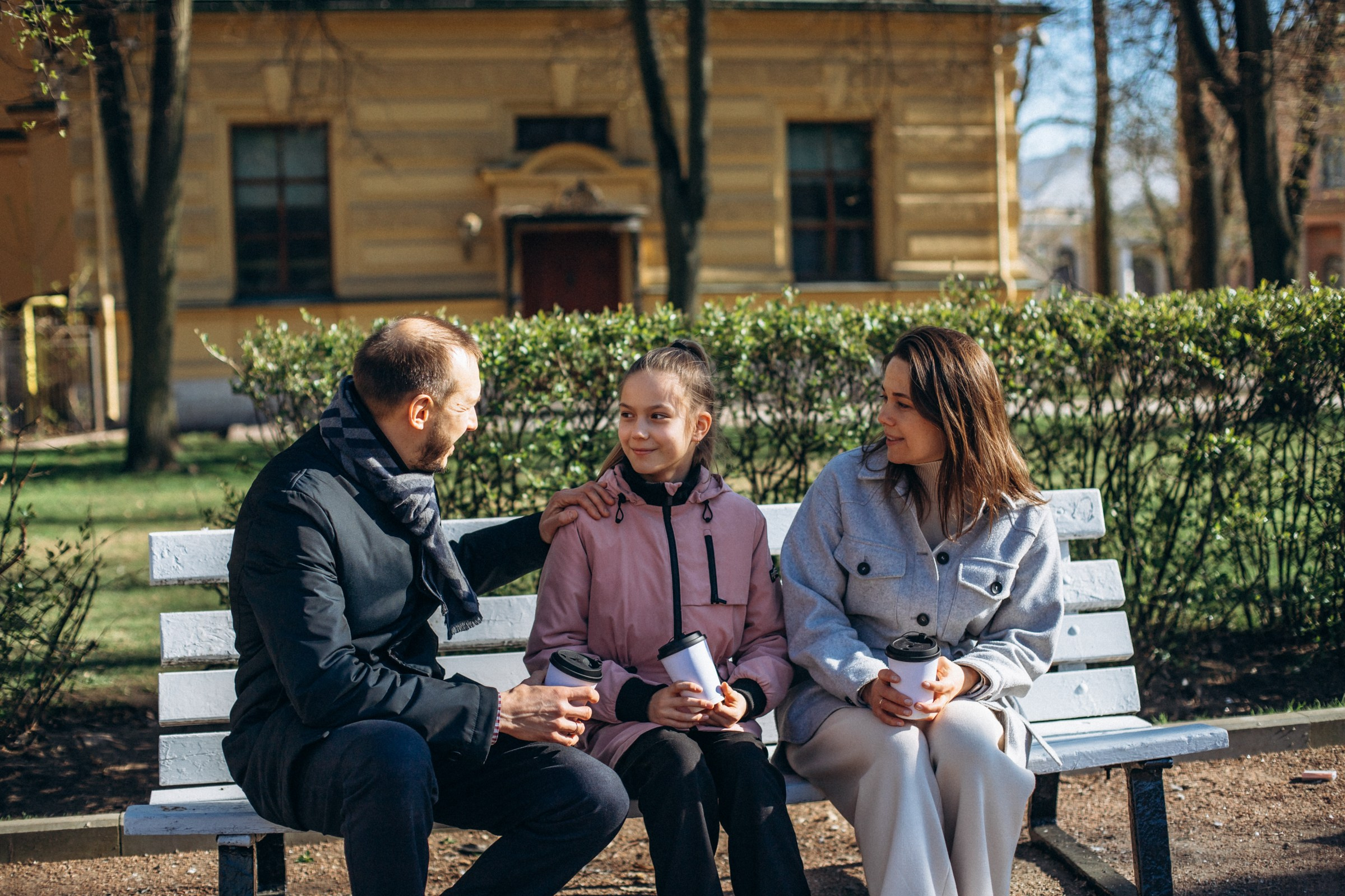 Аделина с семьей в мае. Фотопрогулка в Петербурге. Индивидуальный и семейный фотограф в Санкт-Петербурге