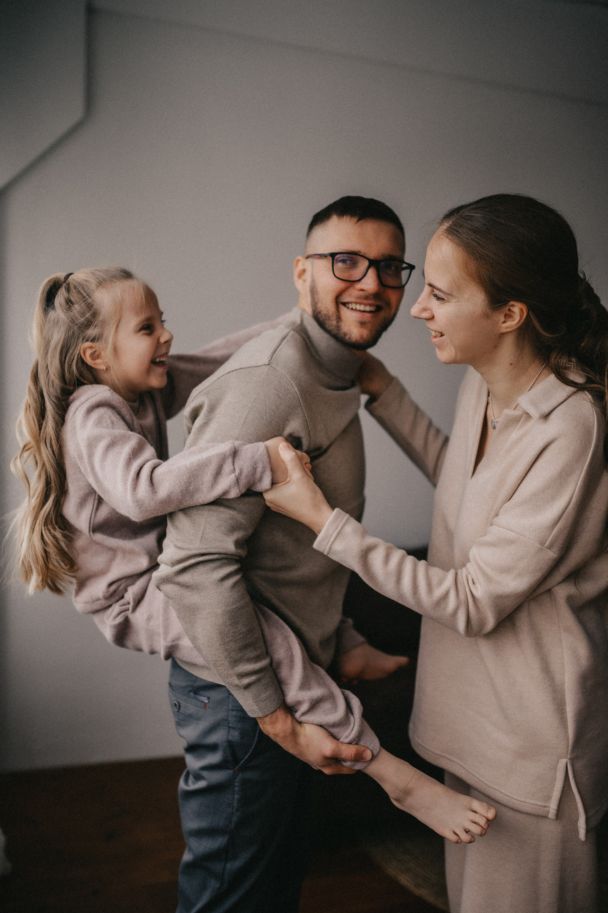 Коля, Таня и Мира в студии Каприфоль. Семейный и свадебный lifestyle-фотограф в Москве Мария Петрова