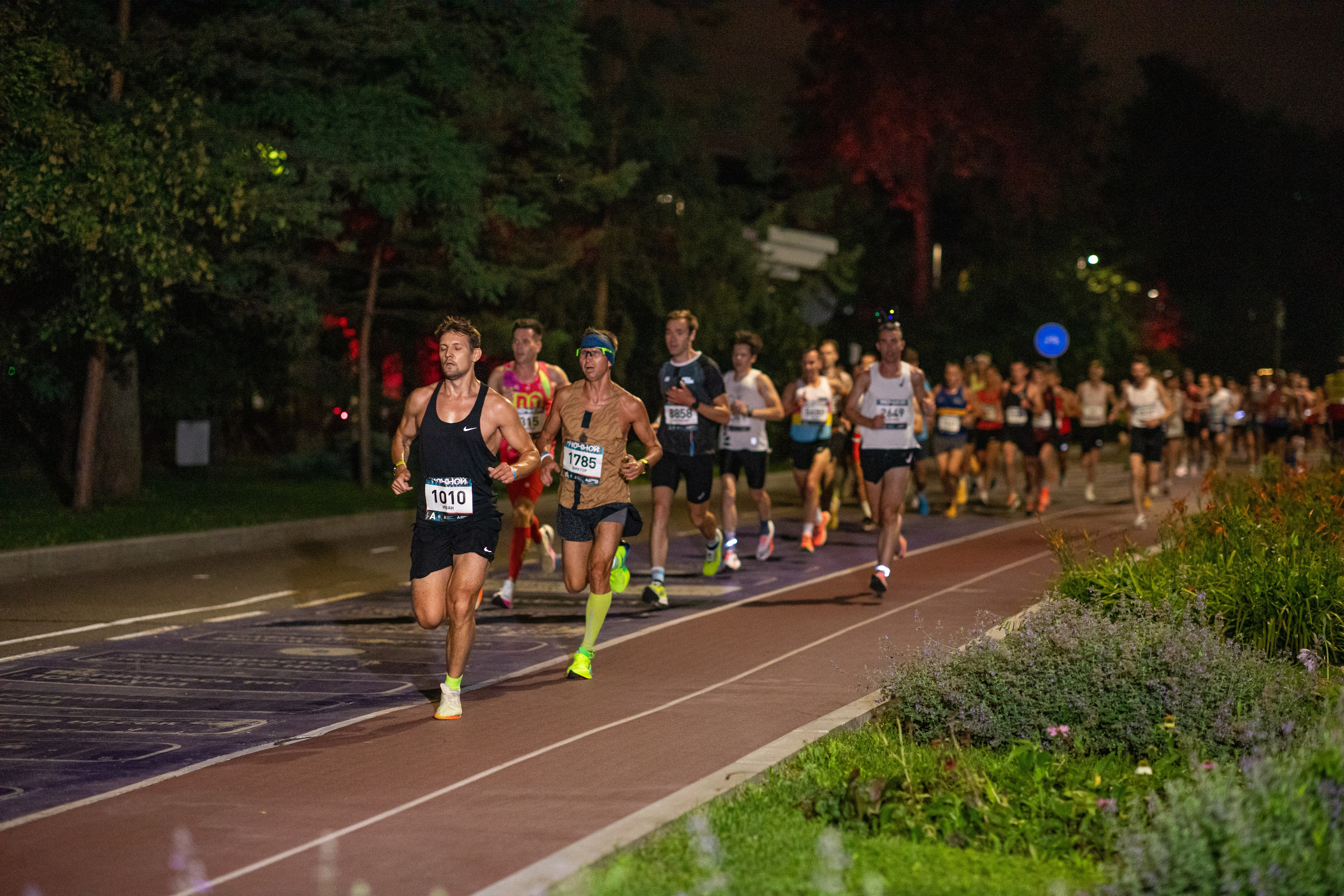 Ночной забег в ленте фотографий бегунов 03.08.24. Фотограф Сергей Ловкий