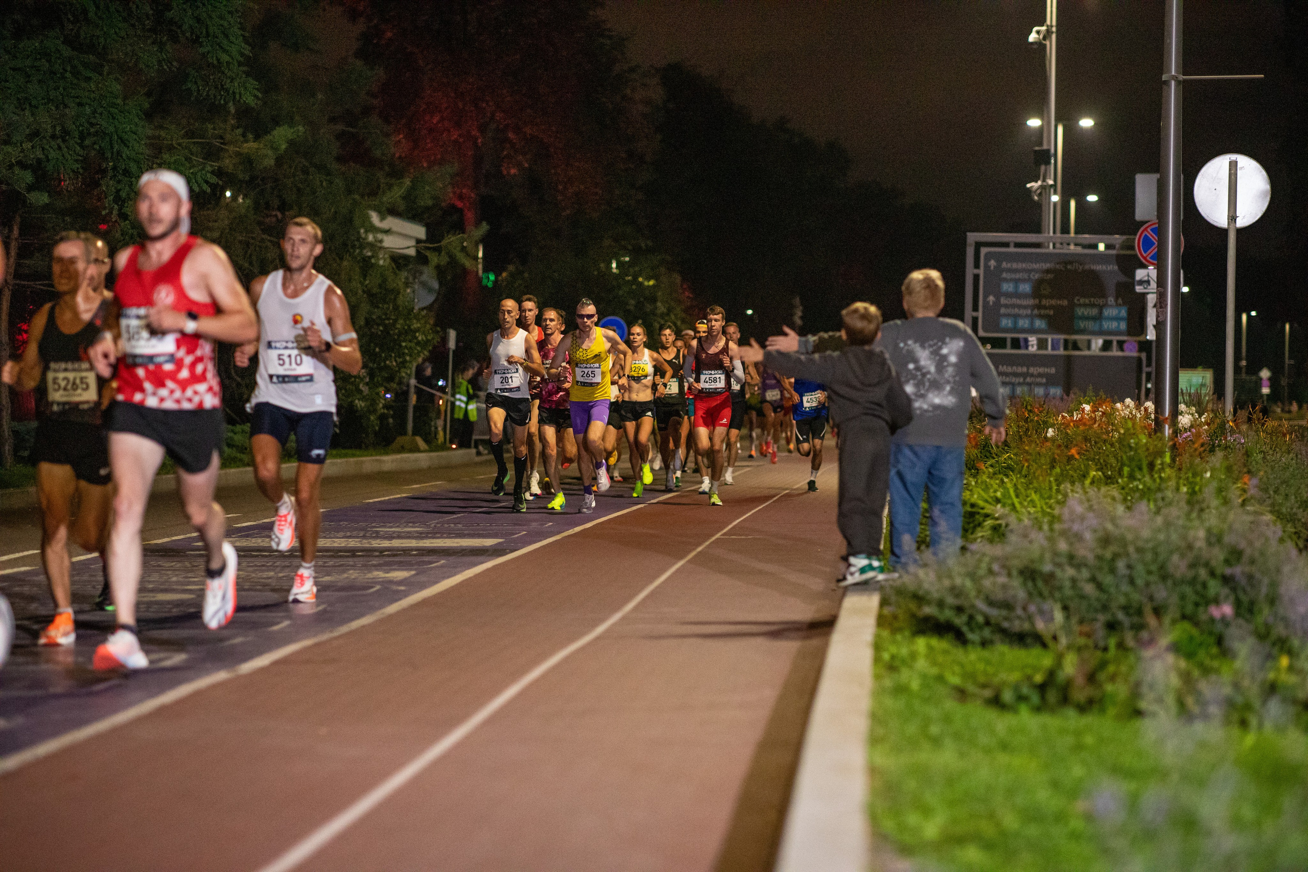 Ночной забег в ленте фотографий бегунов 03.08.24. Фотограф Сергей Ловкий