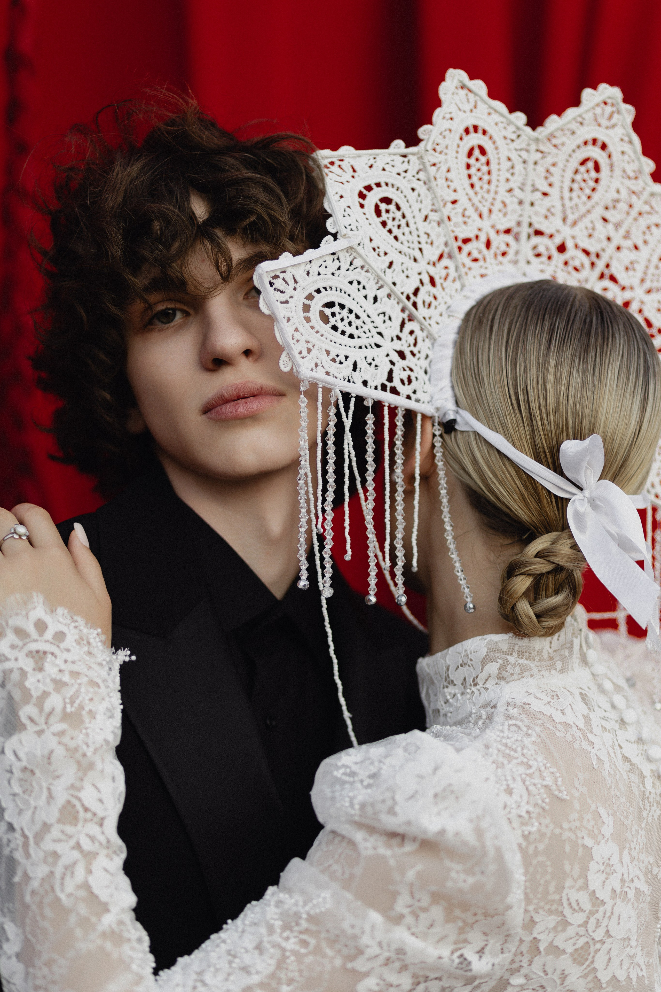 Свадебная фотосессия под ключ. Трогательные фото молодоженов, гостей, декора. Естественная съемка на природе, в зале, в городе. Услуги фотографа для уютных, стильных и эмоциональных свадеб.