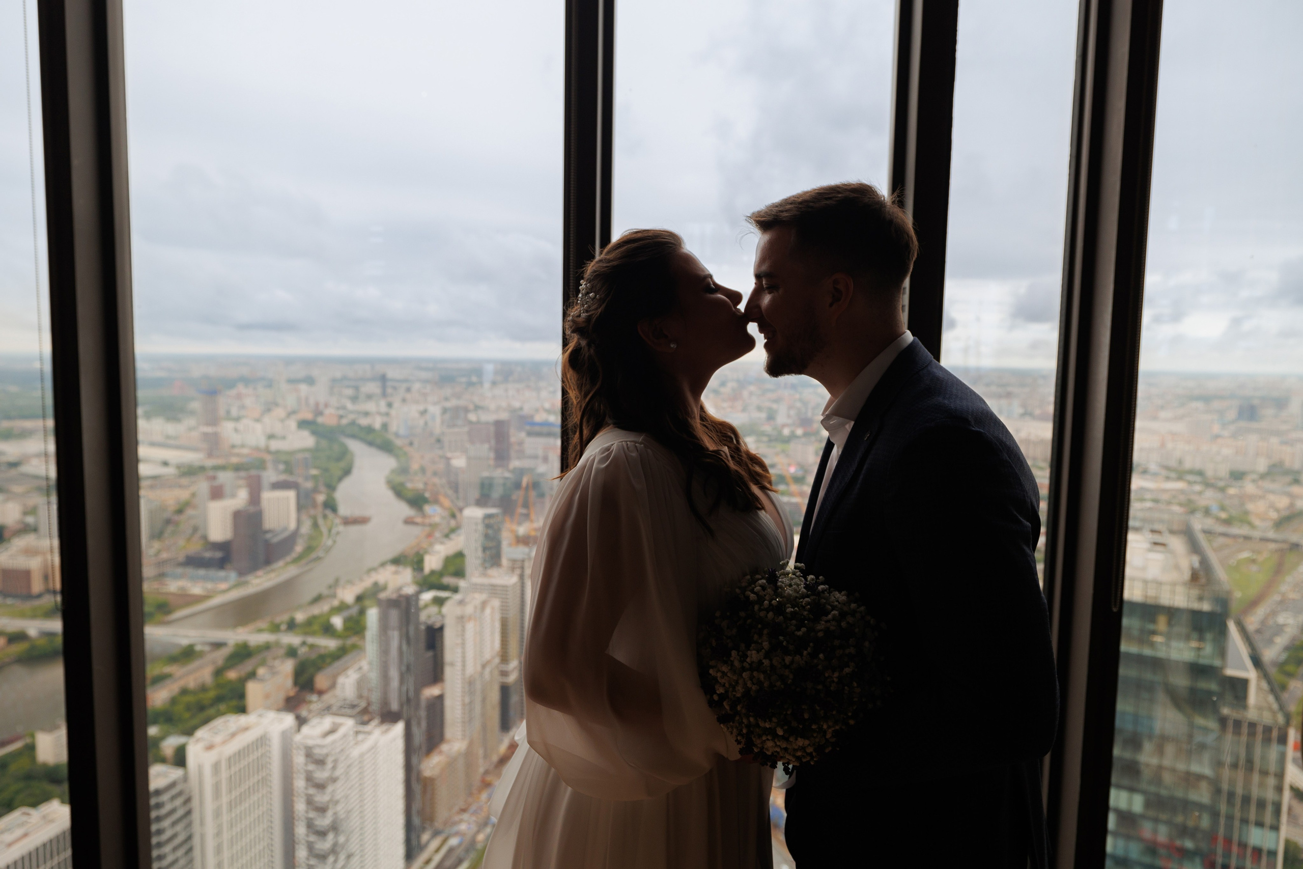 Фотограф на регистрацию в ЗАГС Москва Сити Birds Башня ОКО. Примеры фото, отзывы молодоженов и заявка на регистрацию через официальный сайт.