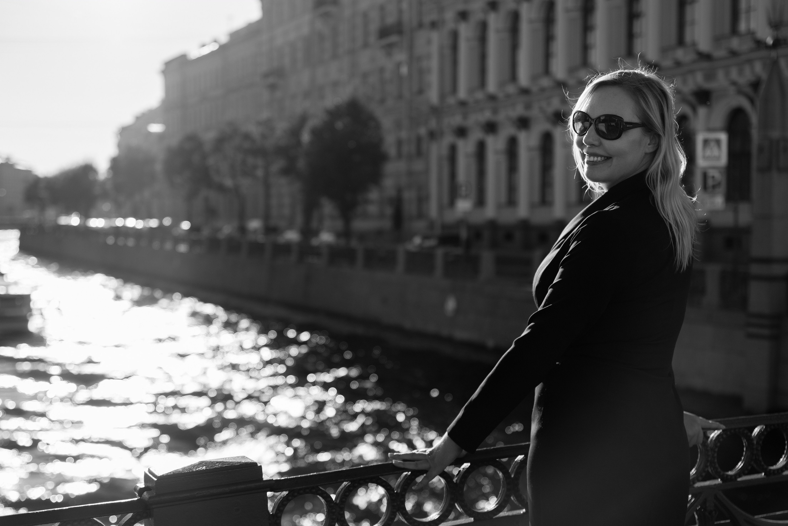 Фотопрогулка в центре с букетом красных роз. Семейный и свадебный фотограф в Санкт-Петербурге Татьяна Швыкова