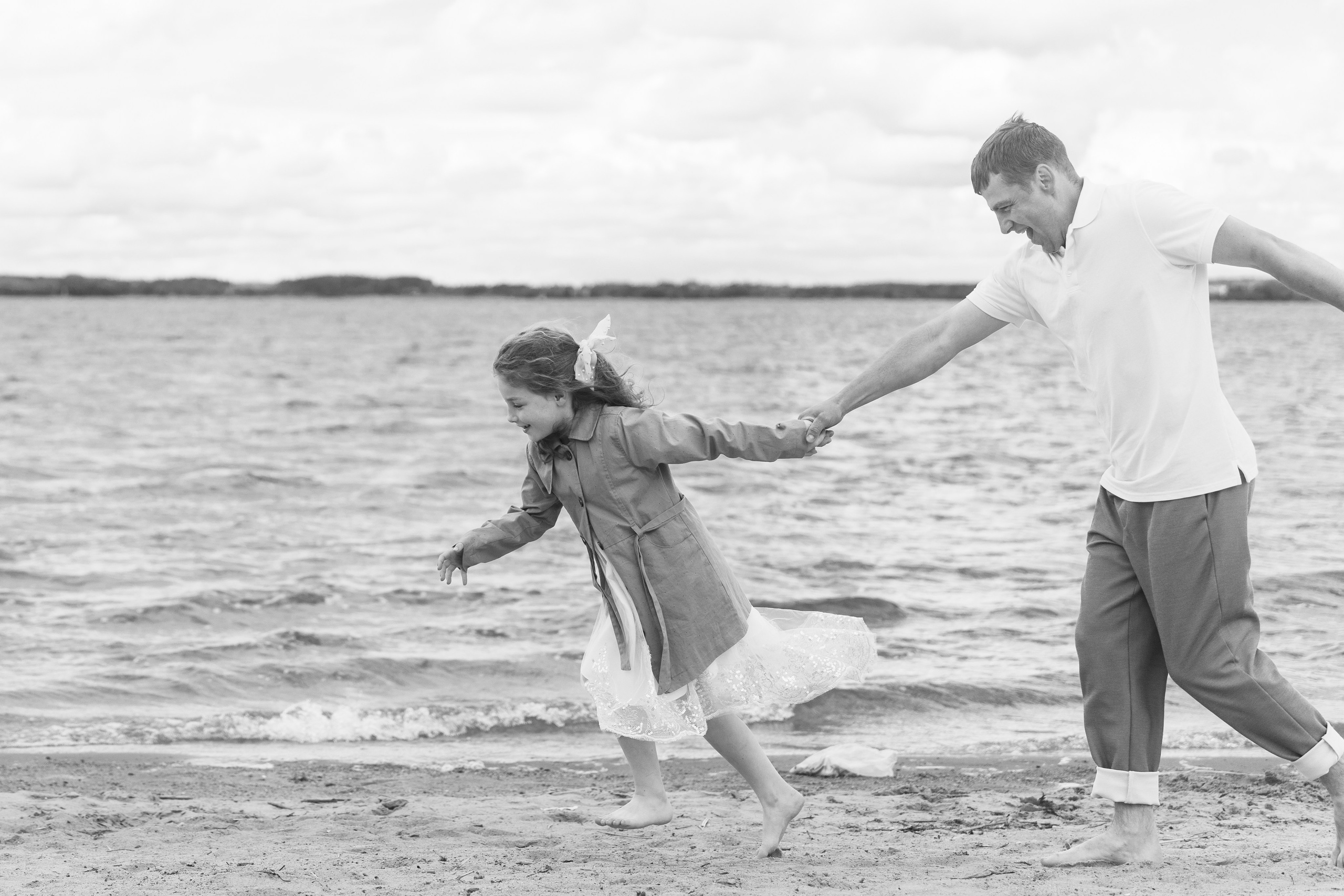 Семейная фотосъёмка в Минске — прогулка у воды