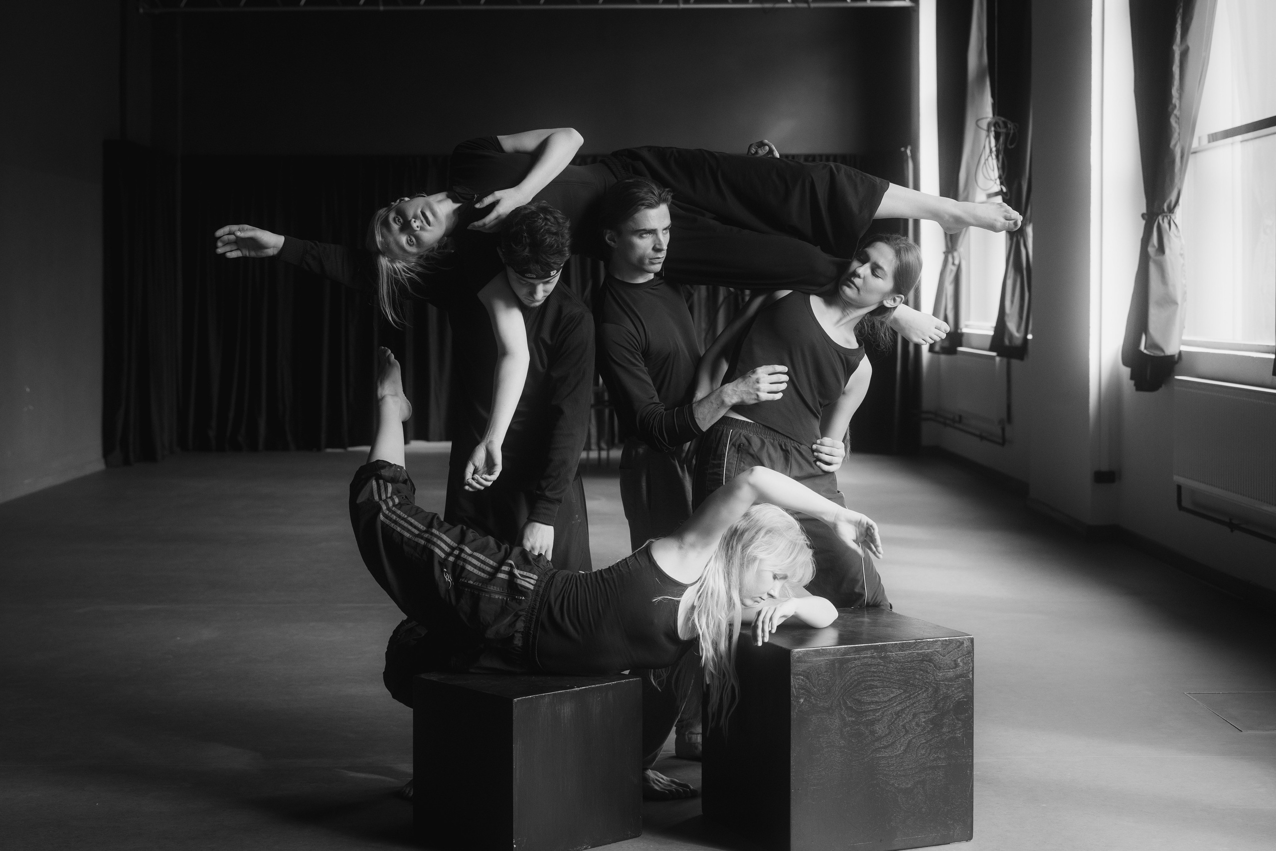 Группа танцовщиков в общей композиции на кубах у окна — съёмка в зале Smart Dance