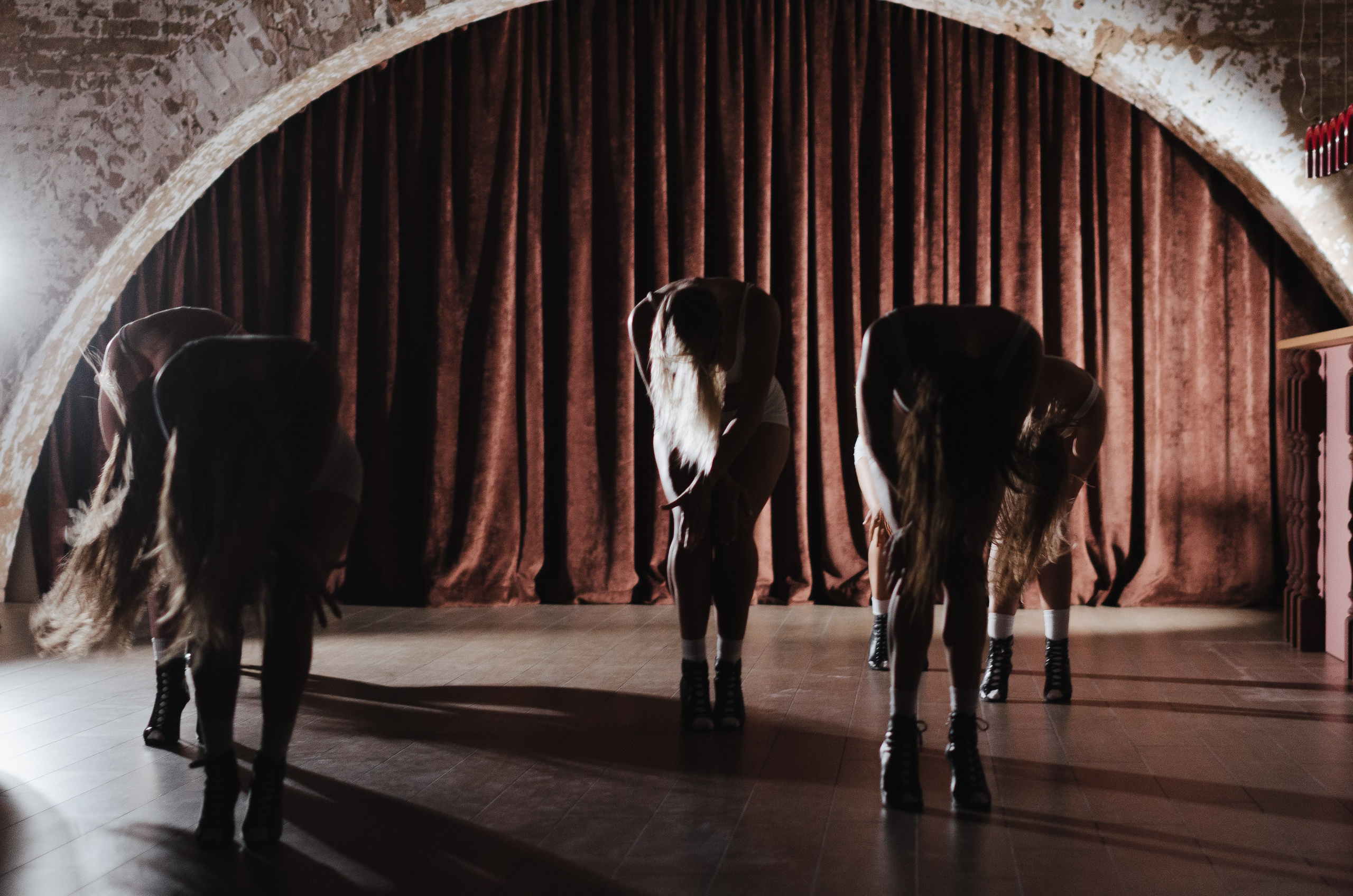 Фото-подглядки с видеосъемки танцевальной команды «Secret». Денисова Аля — фотограф для парных съемок и индивидуальных историй в Барнауле