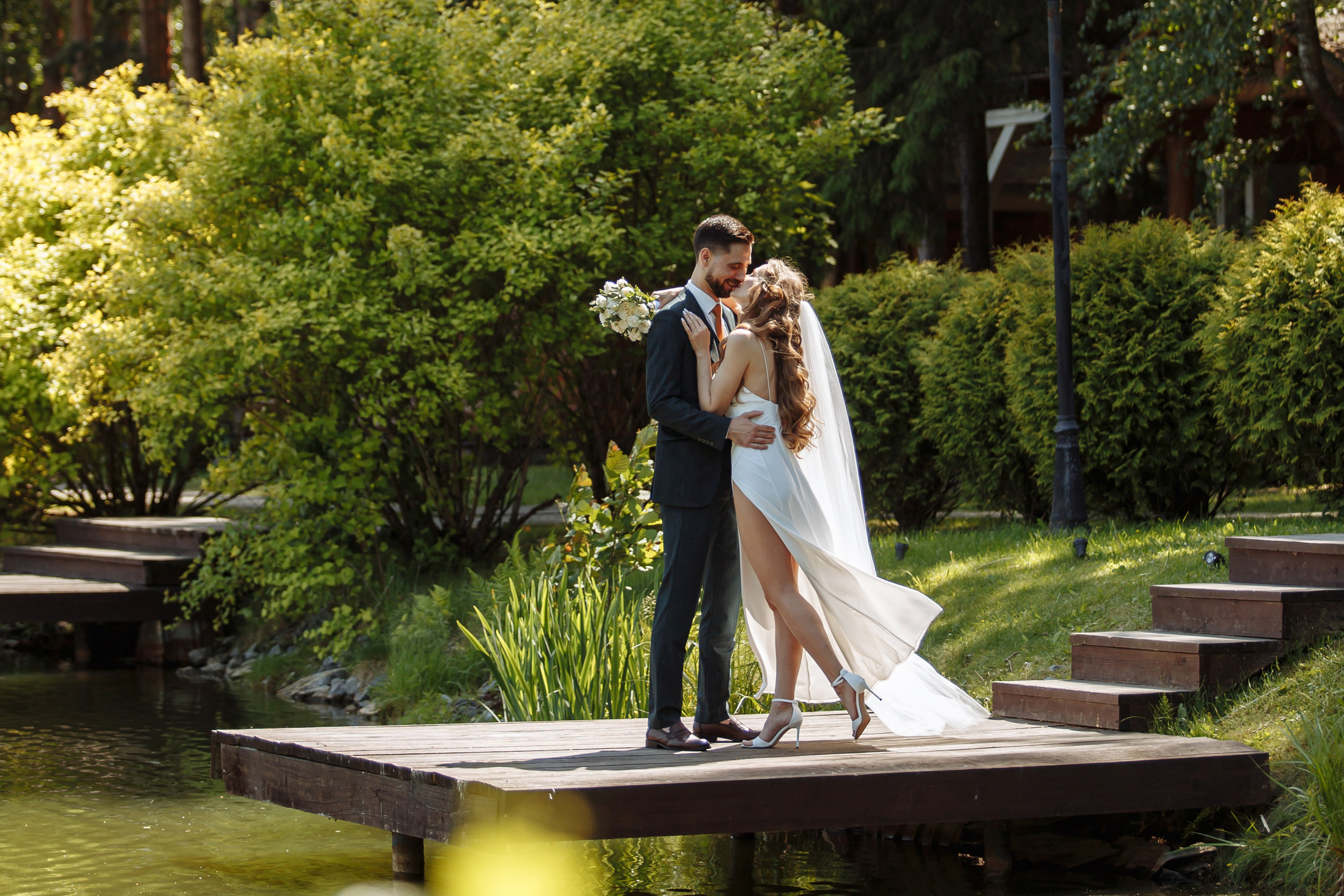 Свадебная фотосессия с кабриолетом и в загородном клубе Artiland. Свадебный фотограф Москва и МО Сергей Киржаев