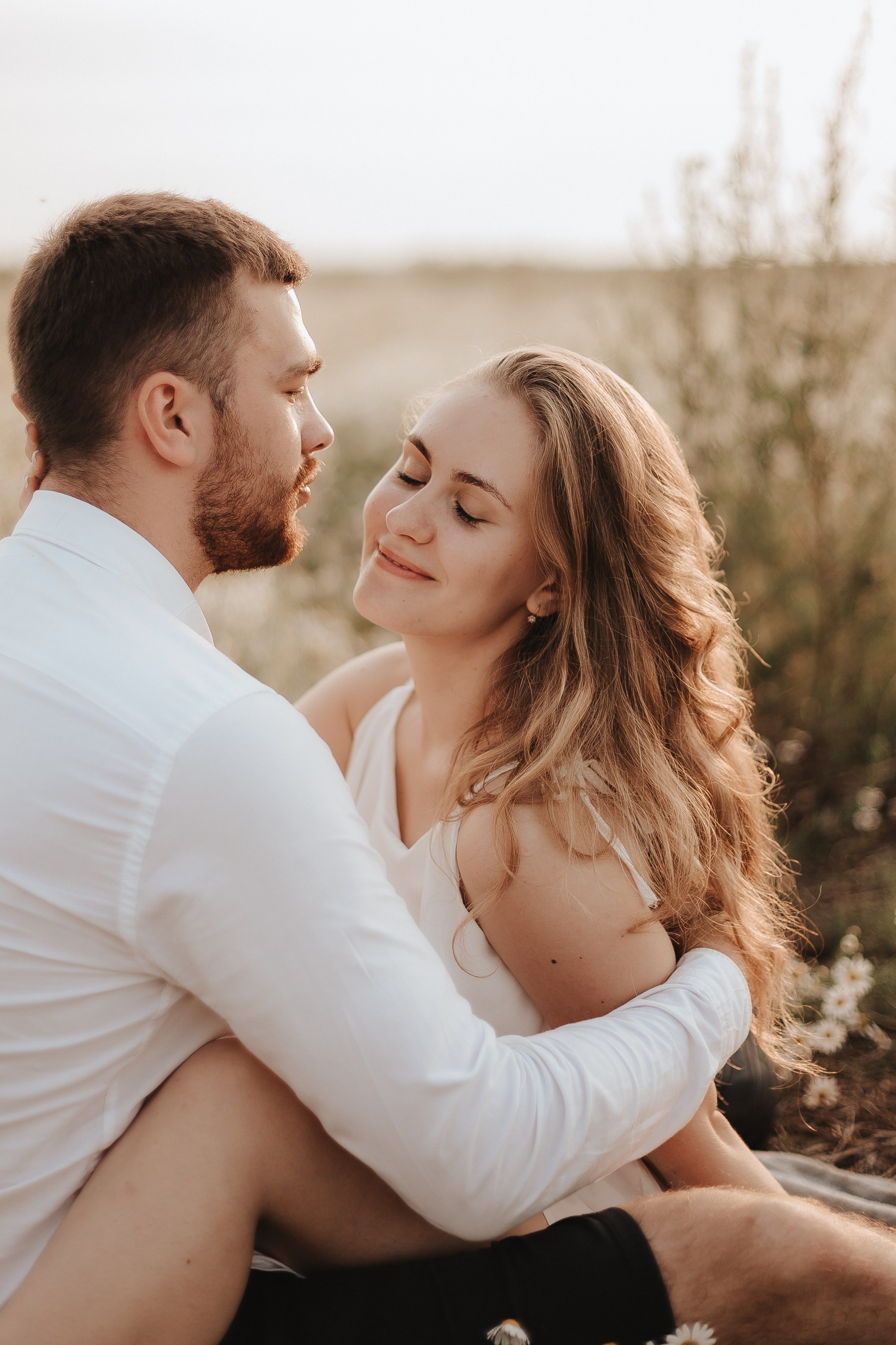 Love Story ребят в ромашковом поле. Свадебный фотограф Пермь