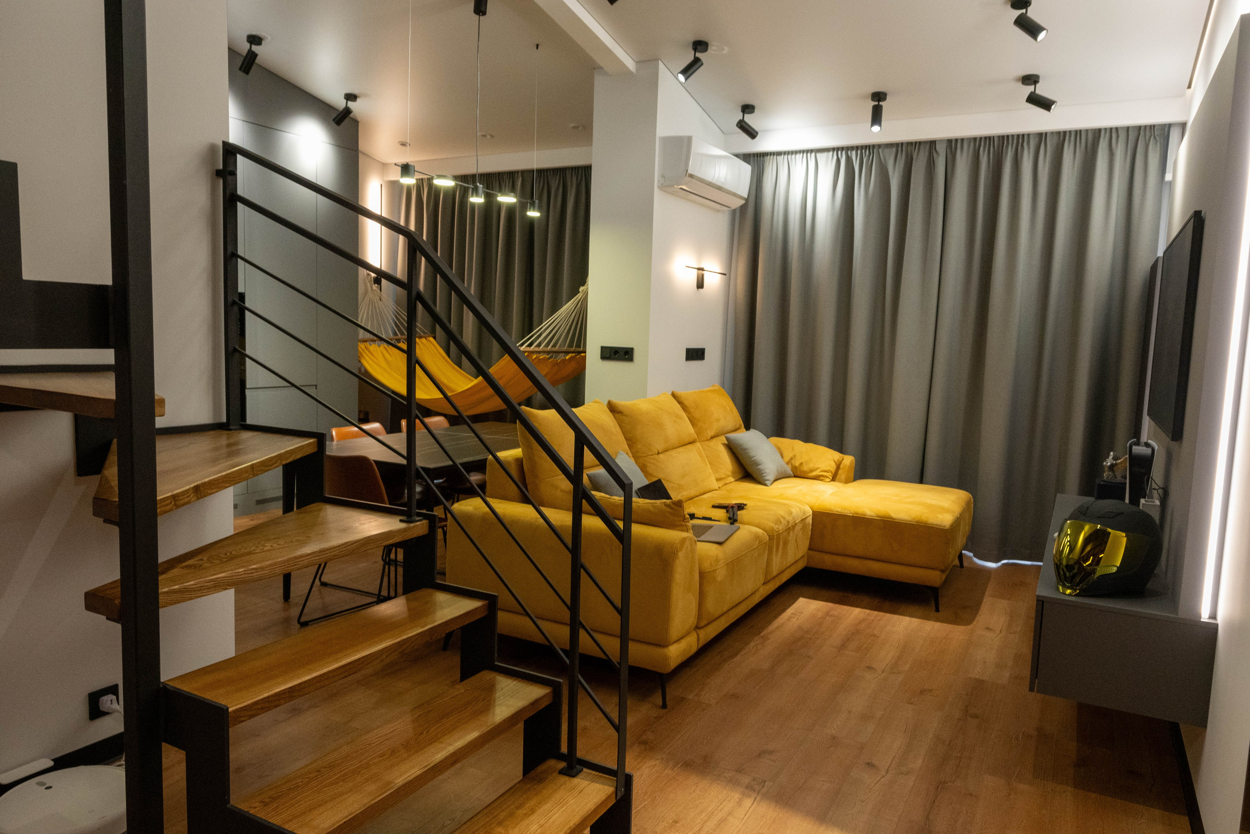 The apartment is on two levels. Fotograf Dmitrii Donets