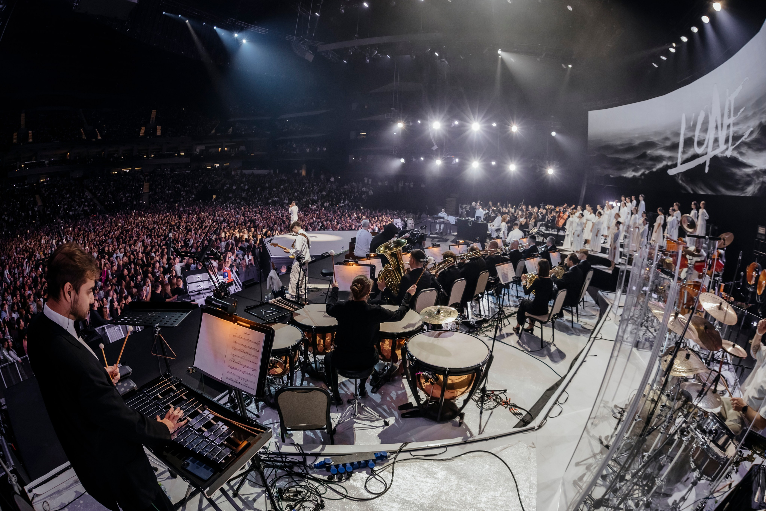 Концерт L’ONE с хором и симфоническим оркестром в Live Арене 19 октября 2025. Репортажный, event, концертный и backstage фотограф из Москвы Виталий Кривцов