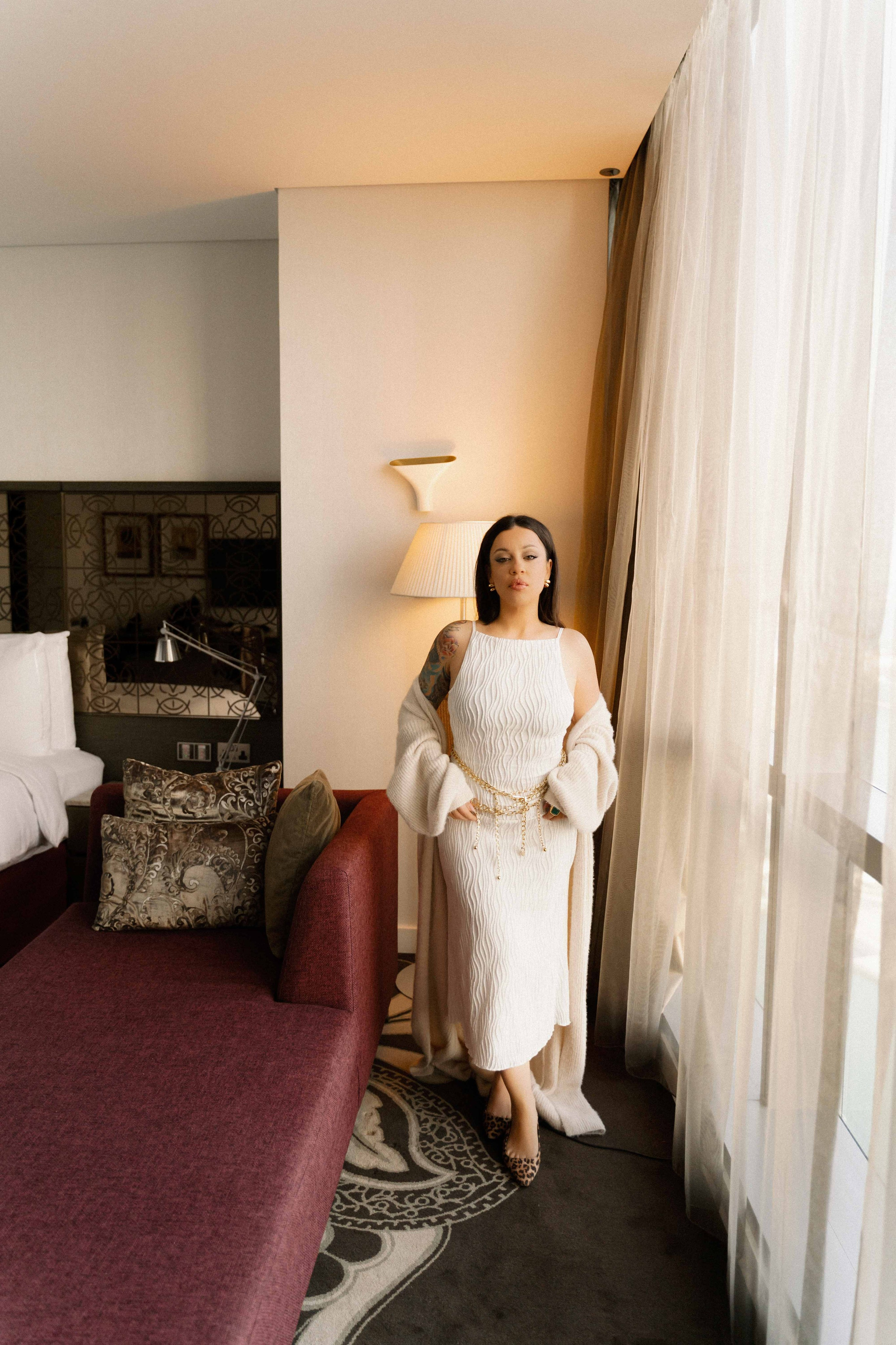 Анна в номере отеля. Фотограф и видеограф в Москве и Абу Даби Мария Кулагина