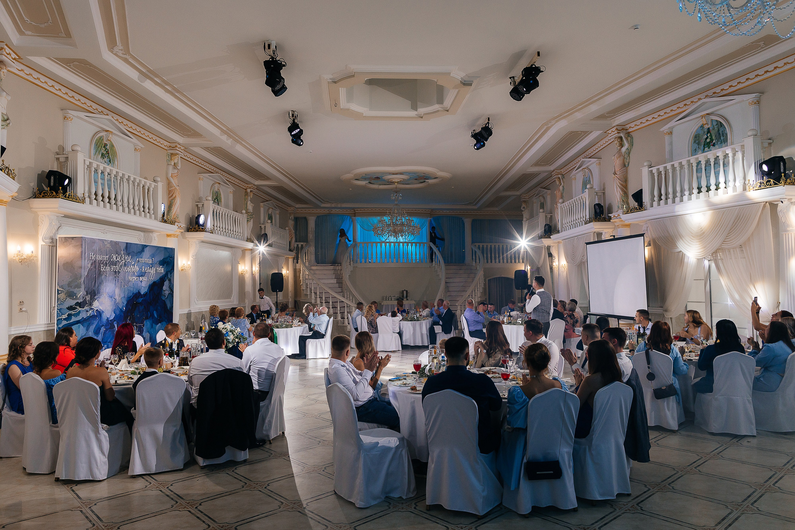 Стильная фотосессия пары в интерьерах ресторана. Олег Сверчков | Свадебный фотограф Вологда