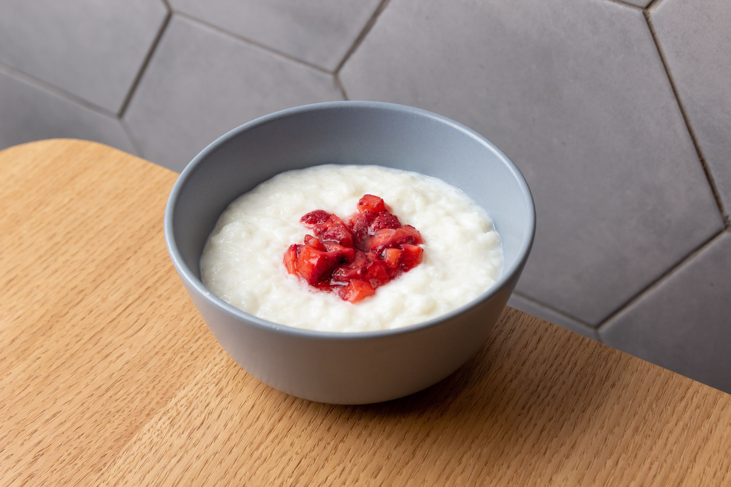 рисовая каша с ягодами завтрак кафе ариг arig улан-удэ бурятия фудфото фотография фотосъёмка клубника стряпунин александр фотограф