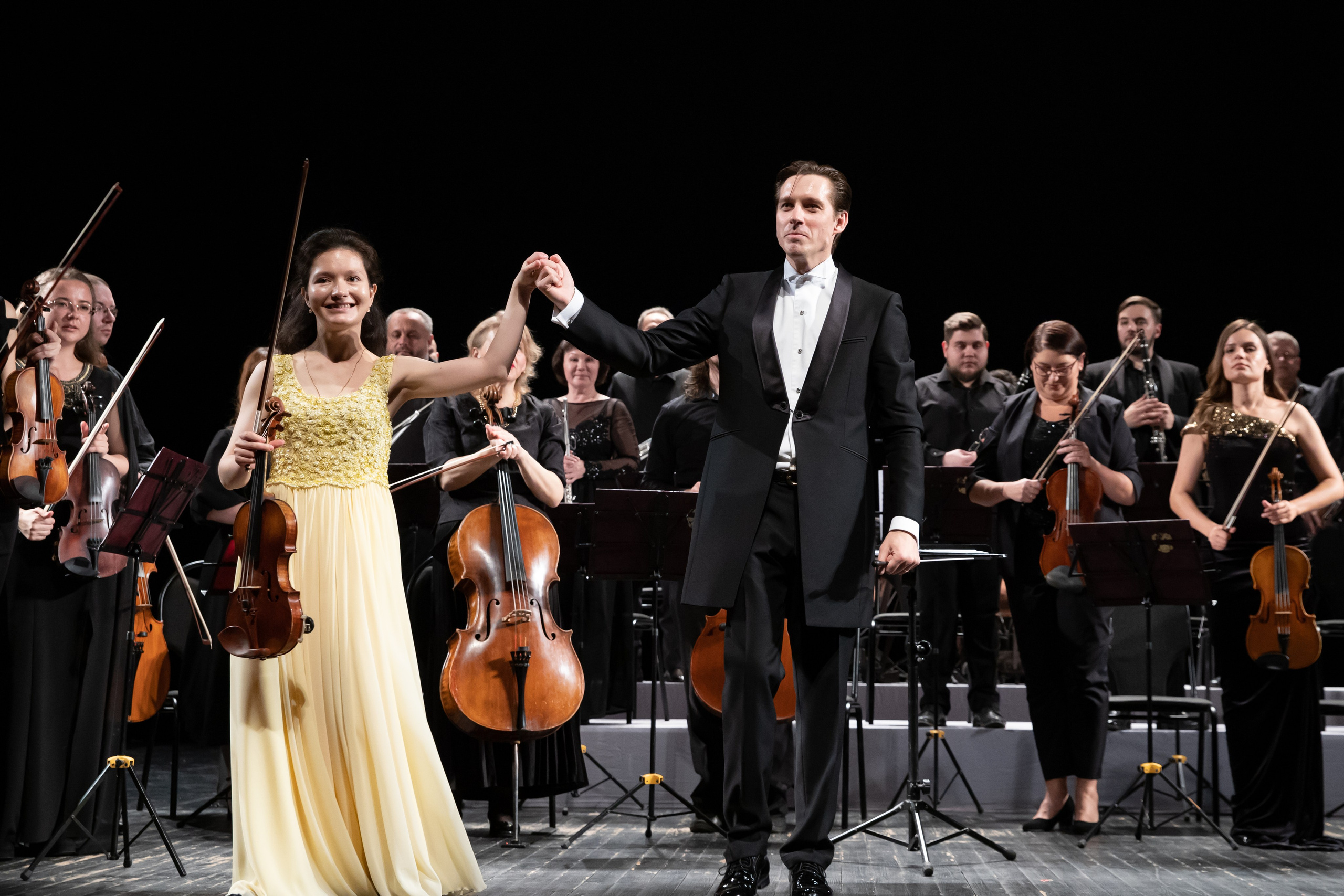 На сцене. Скрипачка Анна Савкина