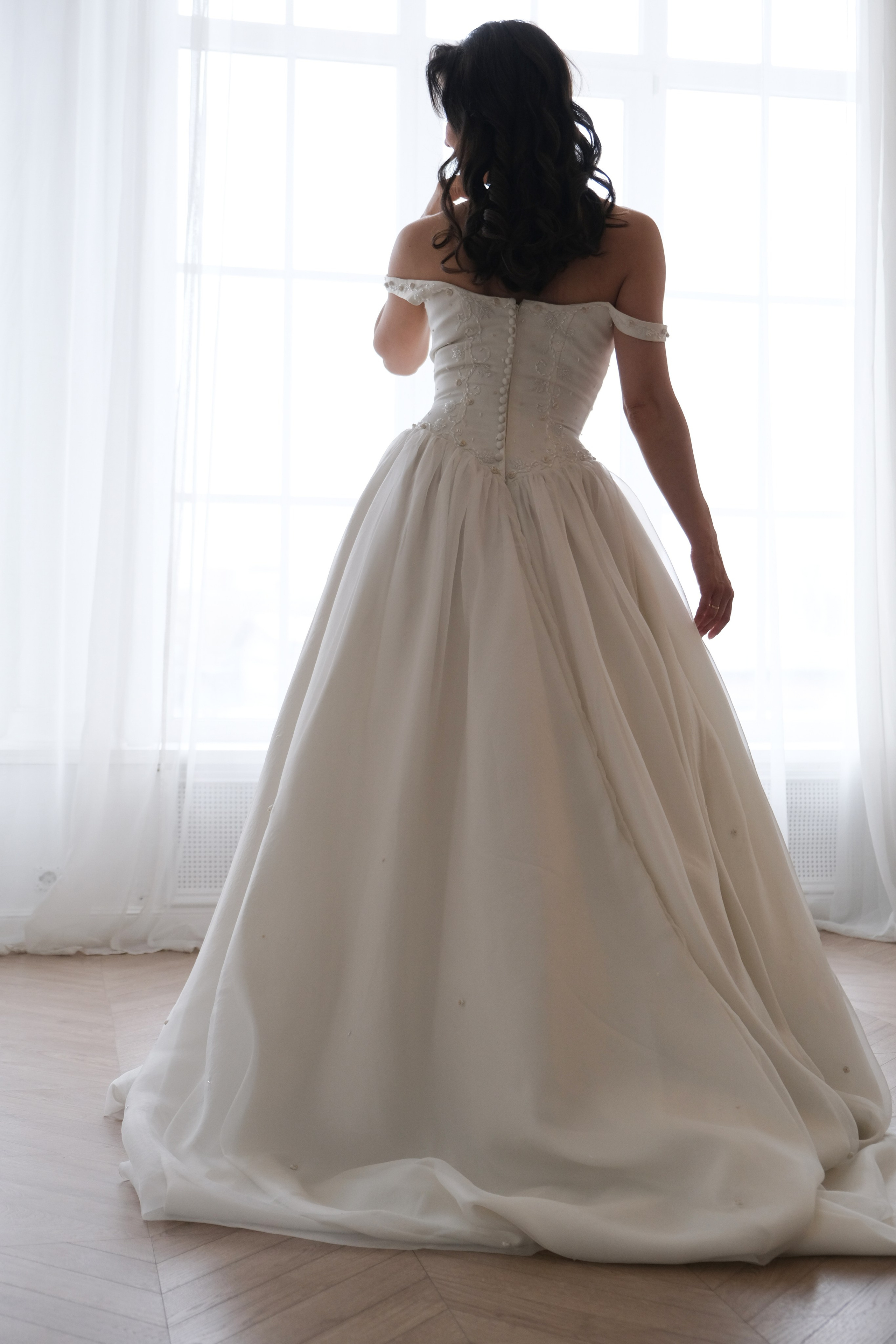 Скрываем широкие плечи в рукава. Особенно на свадебных фотографиях не нужно портить себе настроение сложно убираемыми отложениями (девочки меня поймут). Ручки девочке всегда должны быть тонкими, хрупкими и изящными. Когда это не так - никому не нужно знать об этом.