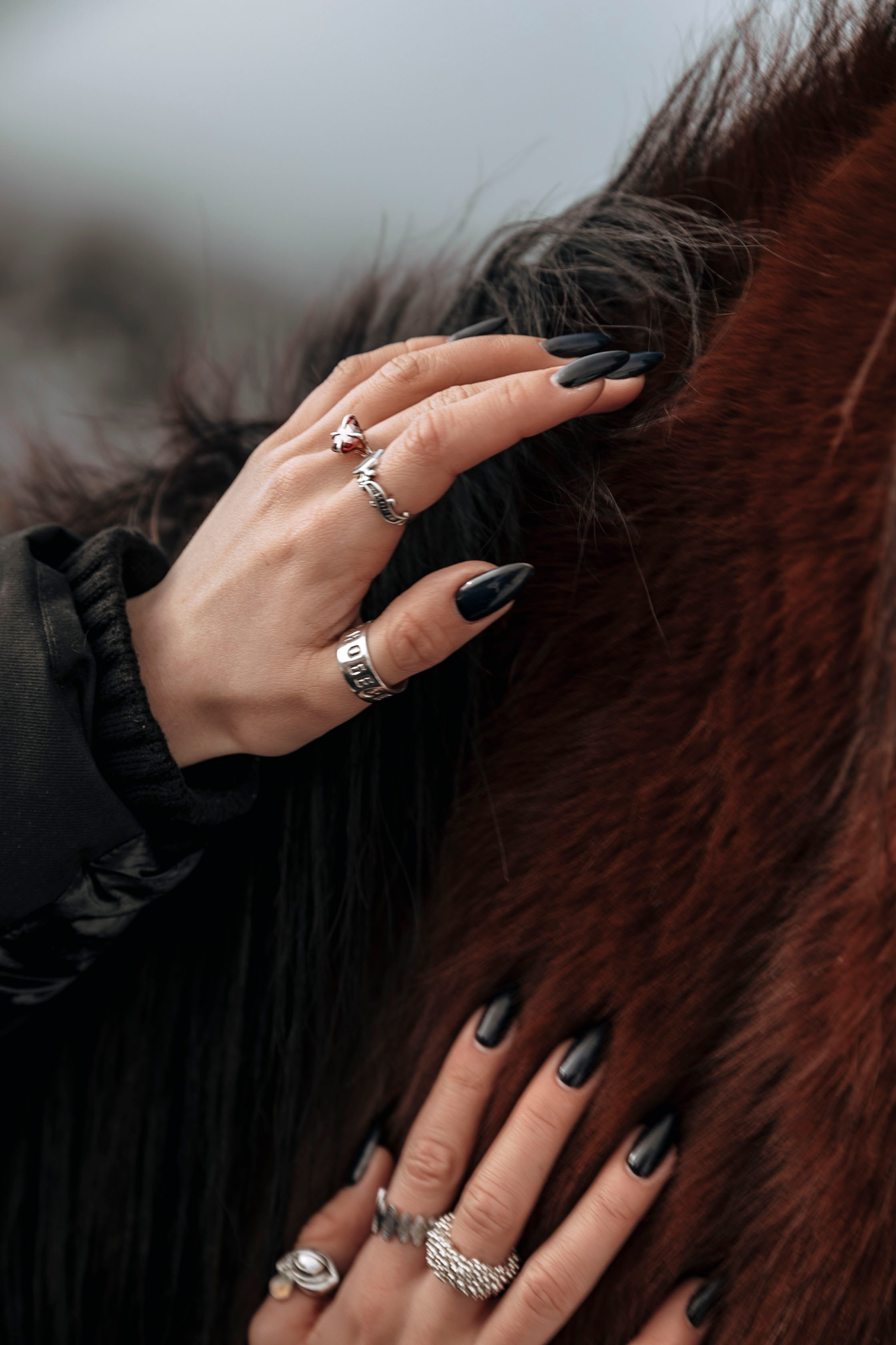 Красивые руки с перстнями  всадника на шее лошади, фотосессия с лошадью, фотосессия на конюшне, фотосессия в горах, фотосессия в горах с лошадью, фотосессия в одежде ковбоя, фотосессия летом, фотосессия осенью, фотосессия в Осетии, фотосессия в Дигории, Дигория
