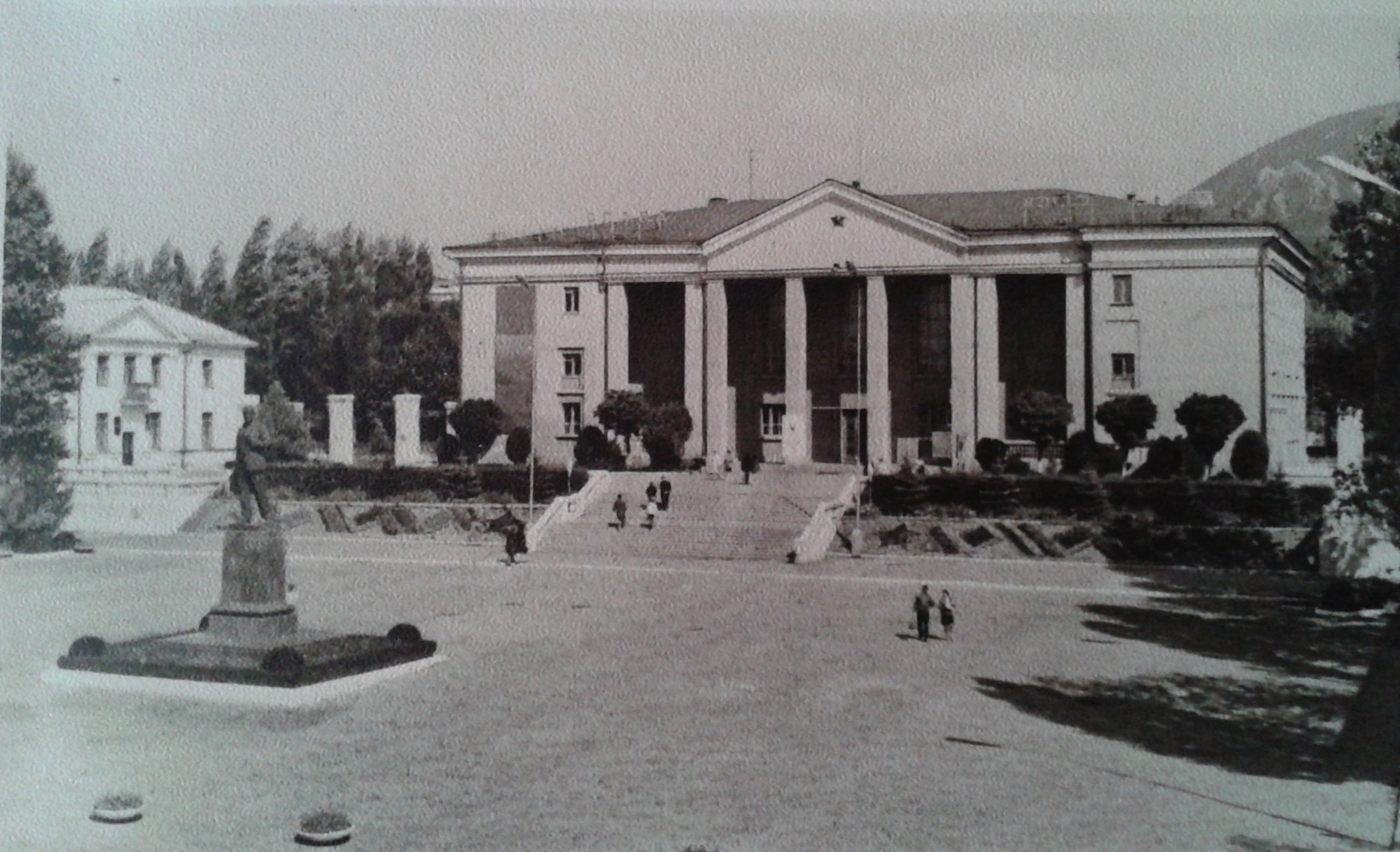 Площадь Ленина. Фотоальбом истории города Лермонтов